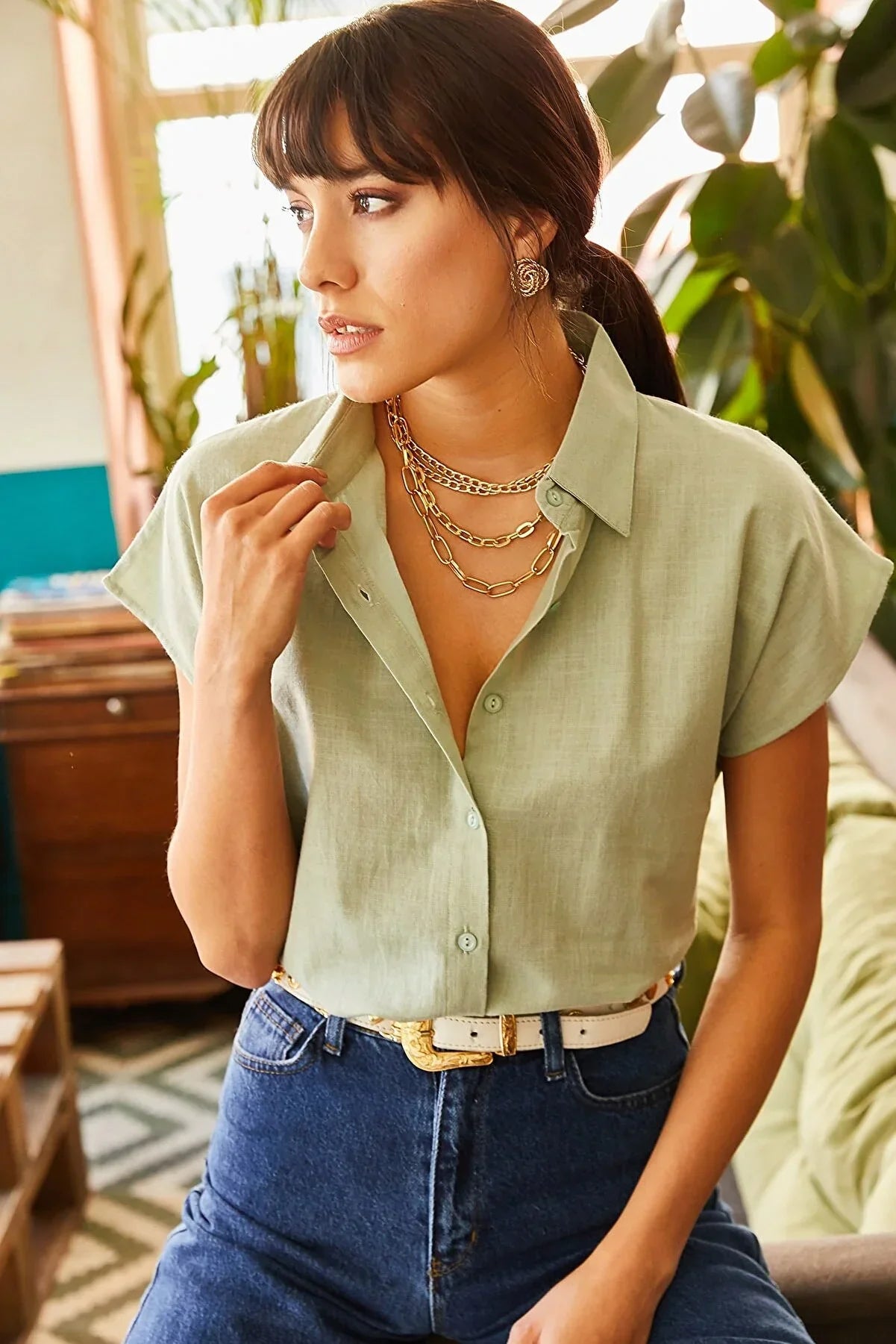 Camisa de lino suave color verde Adele con botones y manga corta