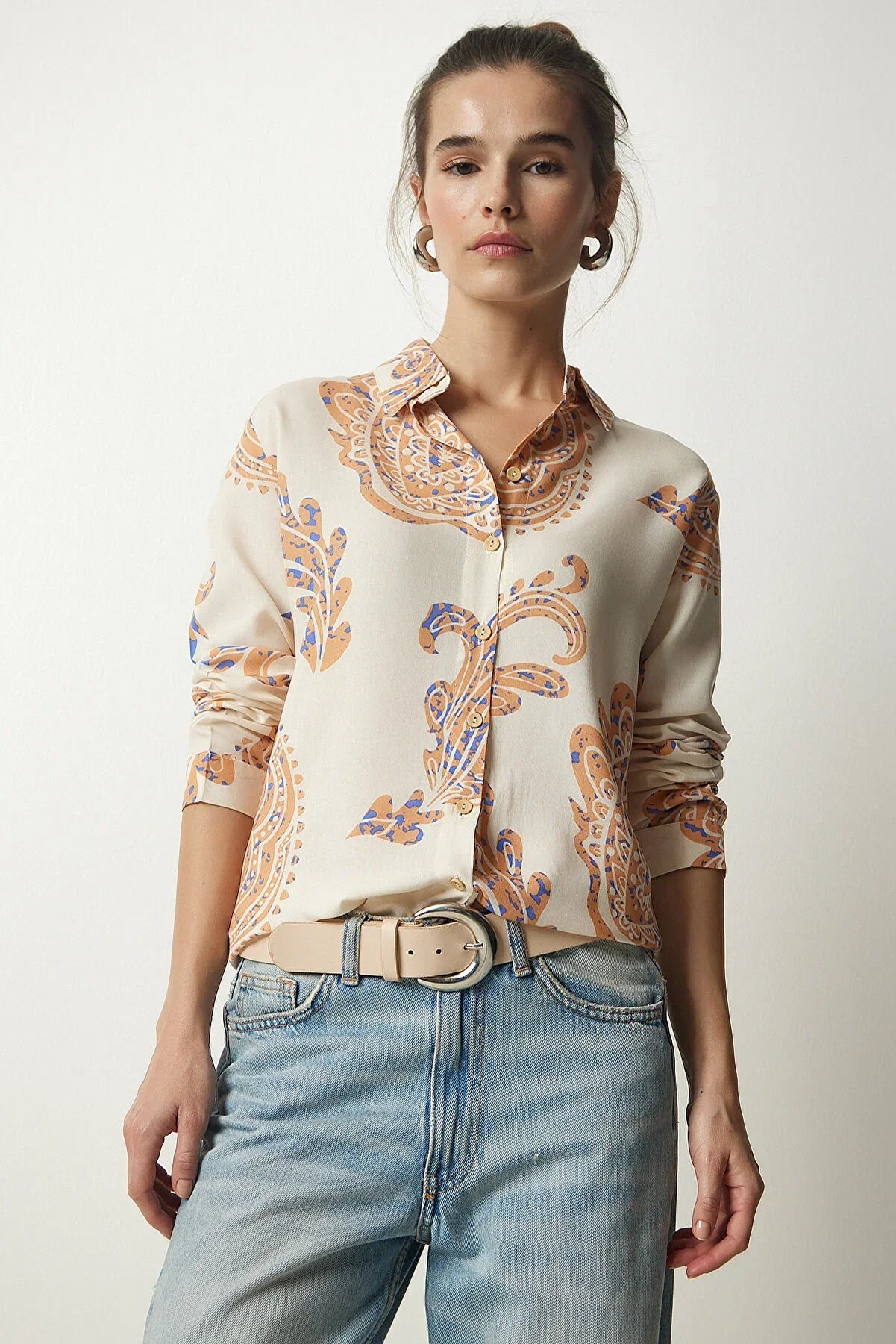 Yumuşak Turuncu Çiçek Desenli Düğmeli Gömlek