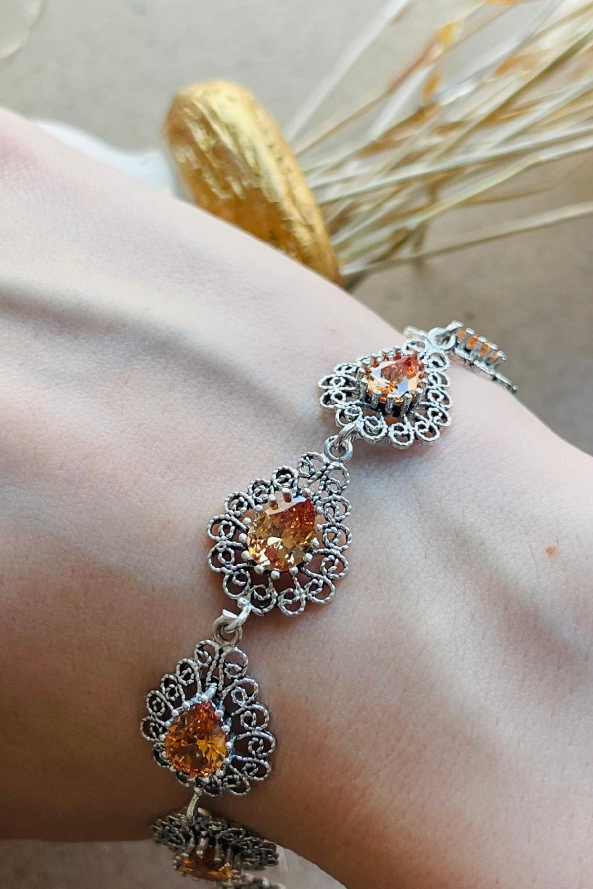 Ασημένιο βραχιόλι με φίλιγκραντ και κιτρίνη σε σχήμα πολύτιμου λίθου