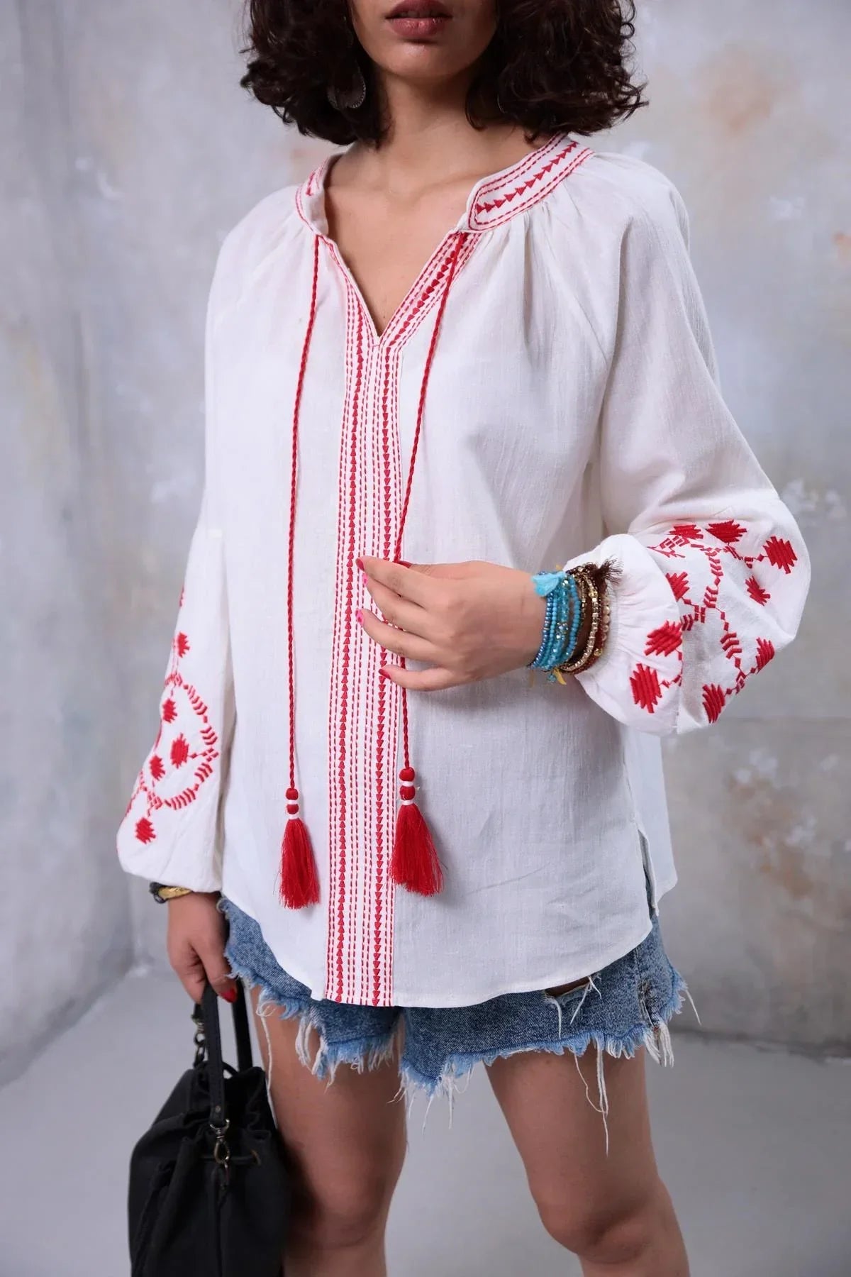 Blusa ucraniana de algodón bordada con borlas rojas
