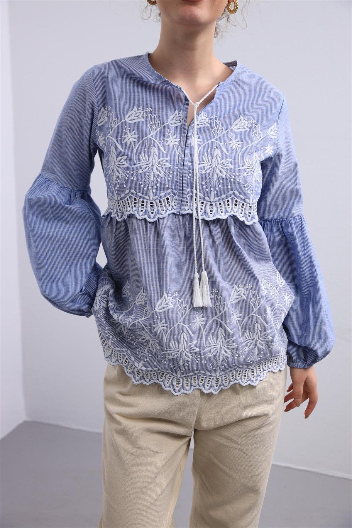 Blusa Etérea de Algodón Bordada en Azul
