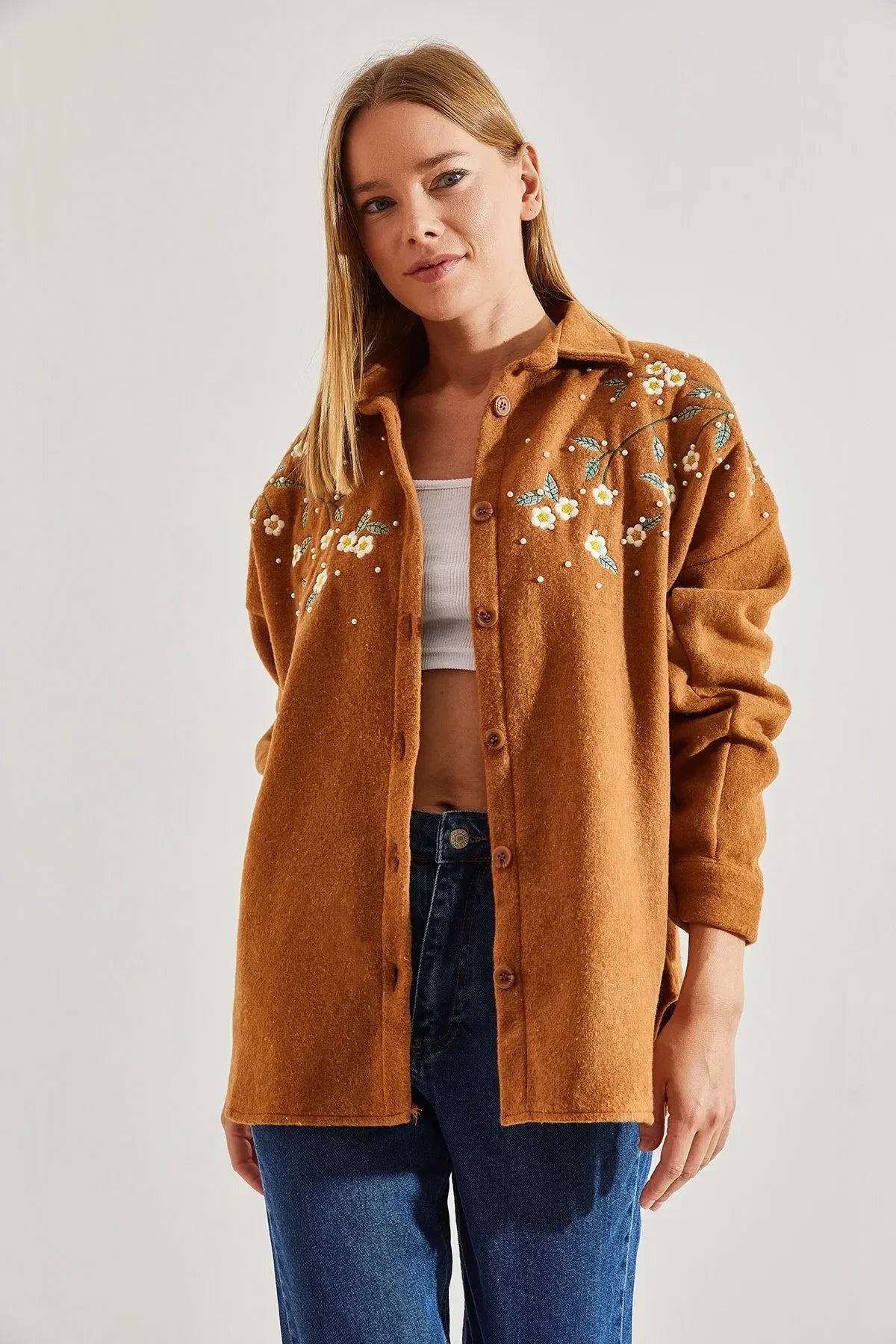 Chaqueta de tipo camisa bordada con margaritas de algodón de lavanda