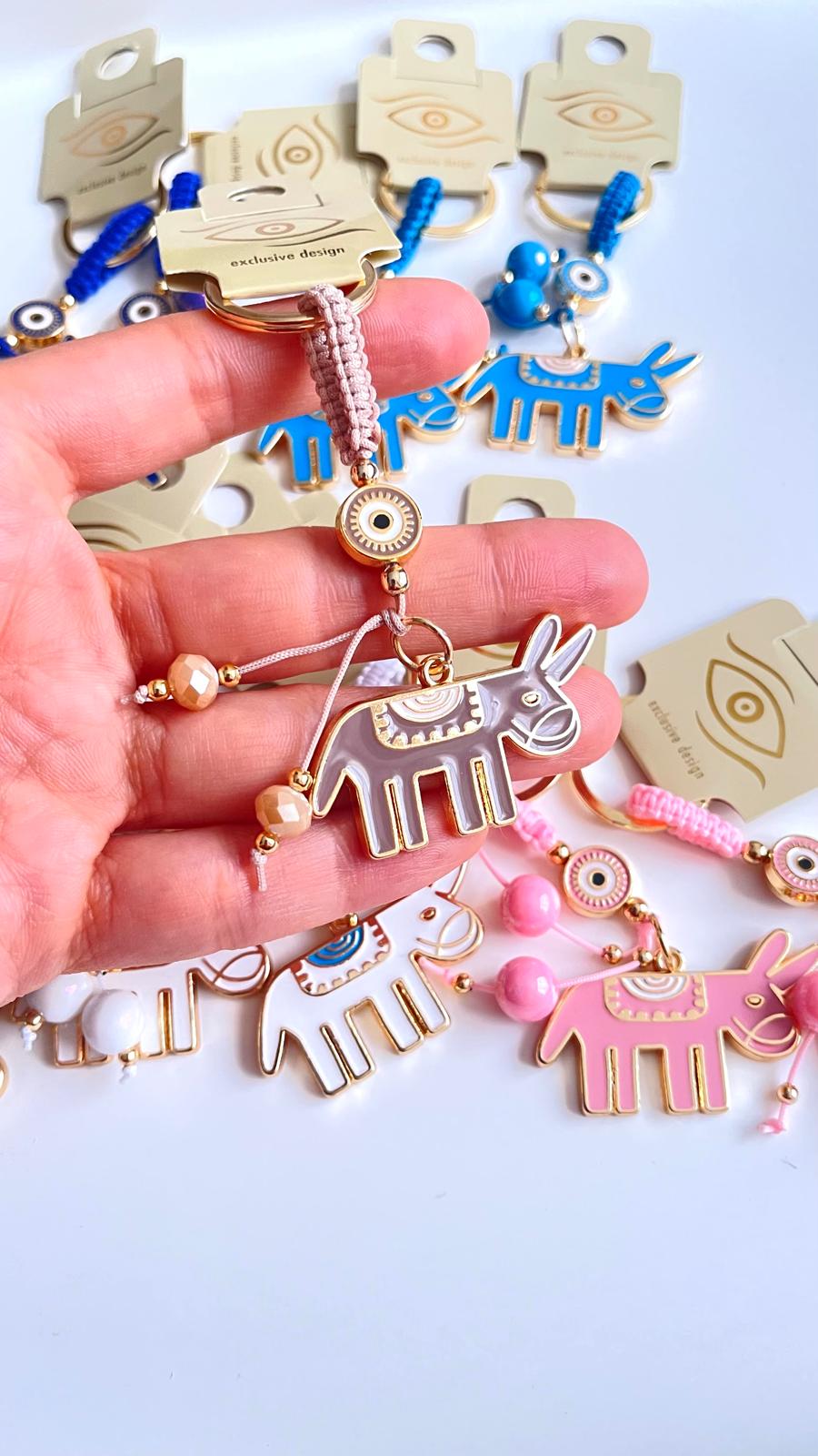 Llavero con diseño de burro beige y ojo turco dorado
