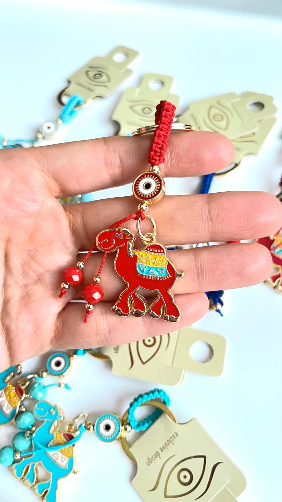 Llavero con diseño de camello rojo y ojo turco dorado