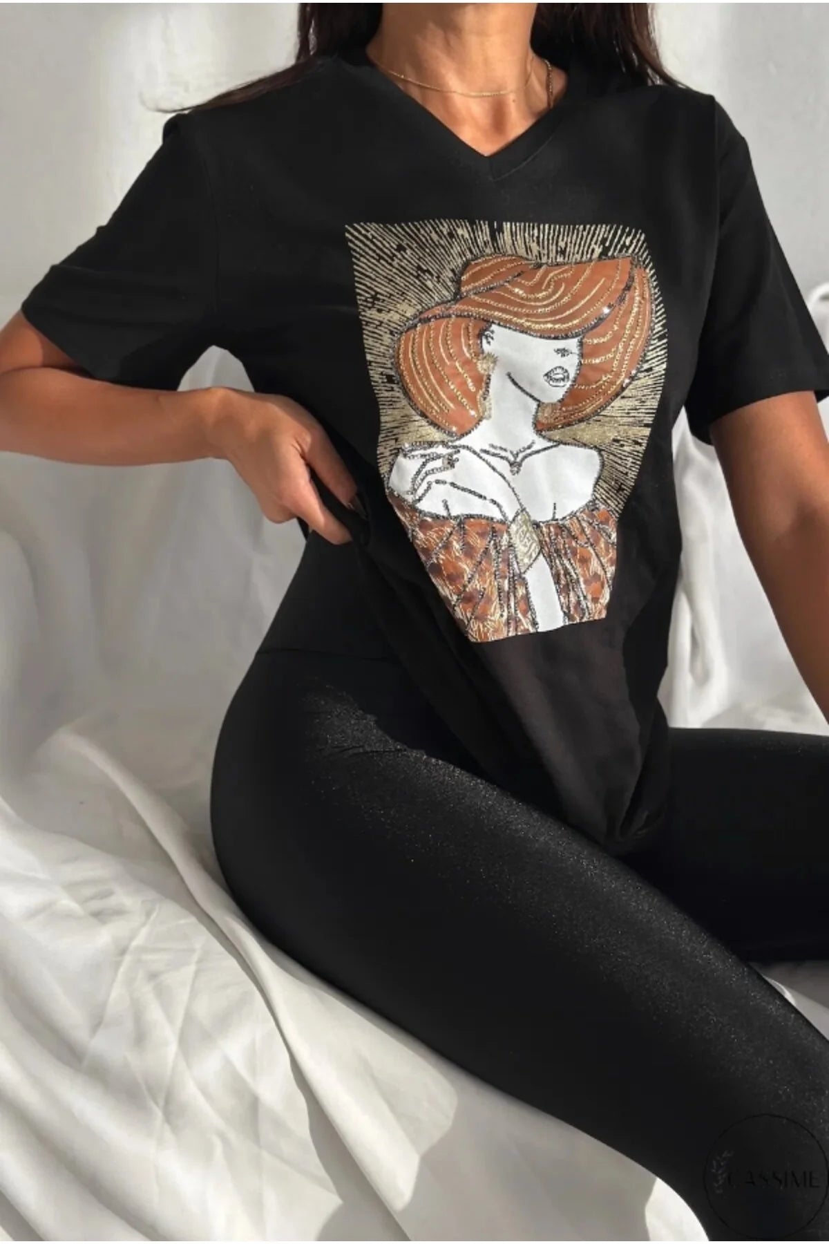 Camiseta de algodón Tilda, figura de mujer negra con sombrero