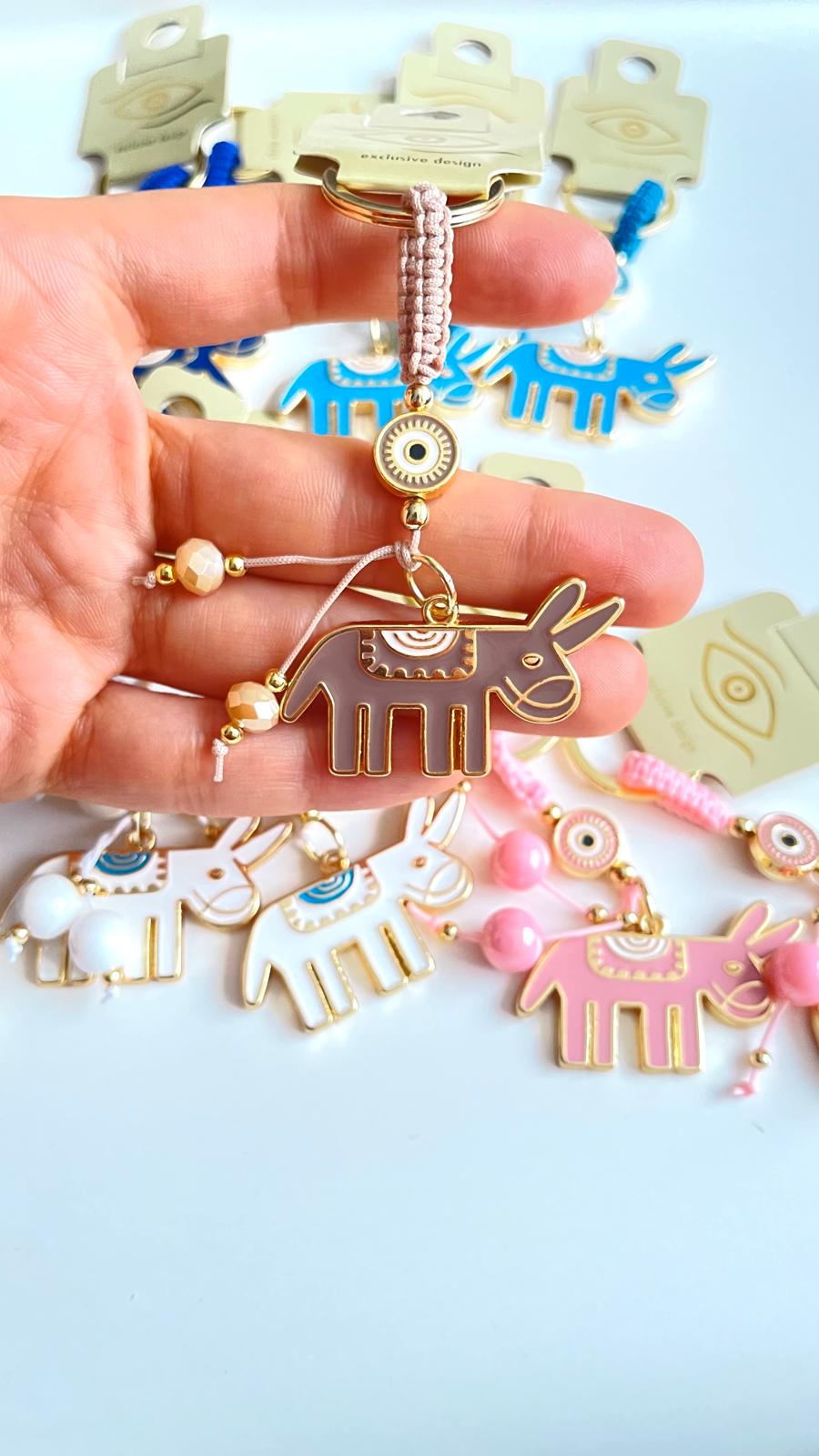 Llavero con diseño de burro beige y ojo turco dorado