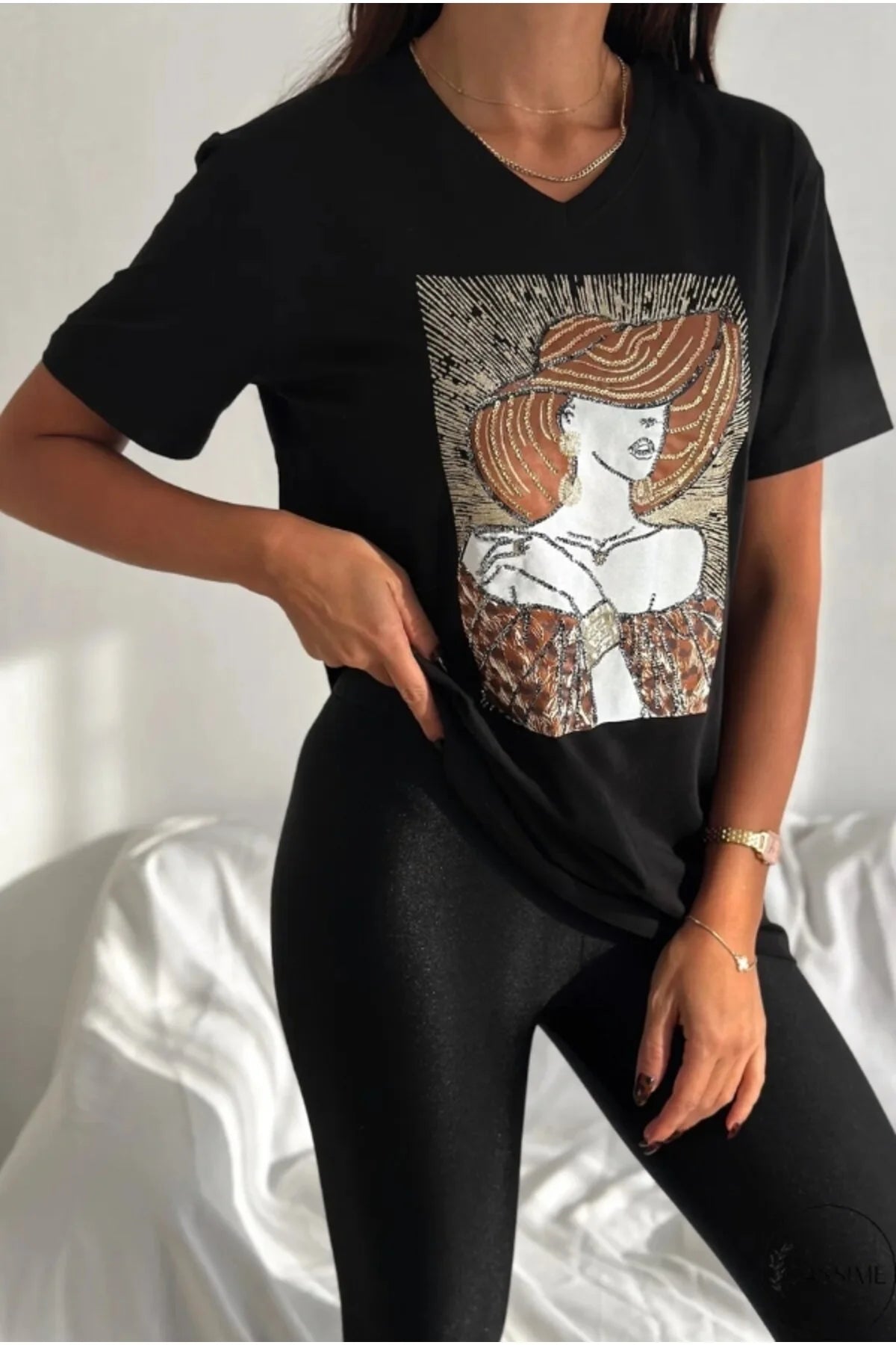 Camiseta de algodón Tilda, figura de mujer negra con sombrero