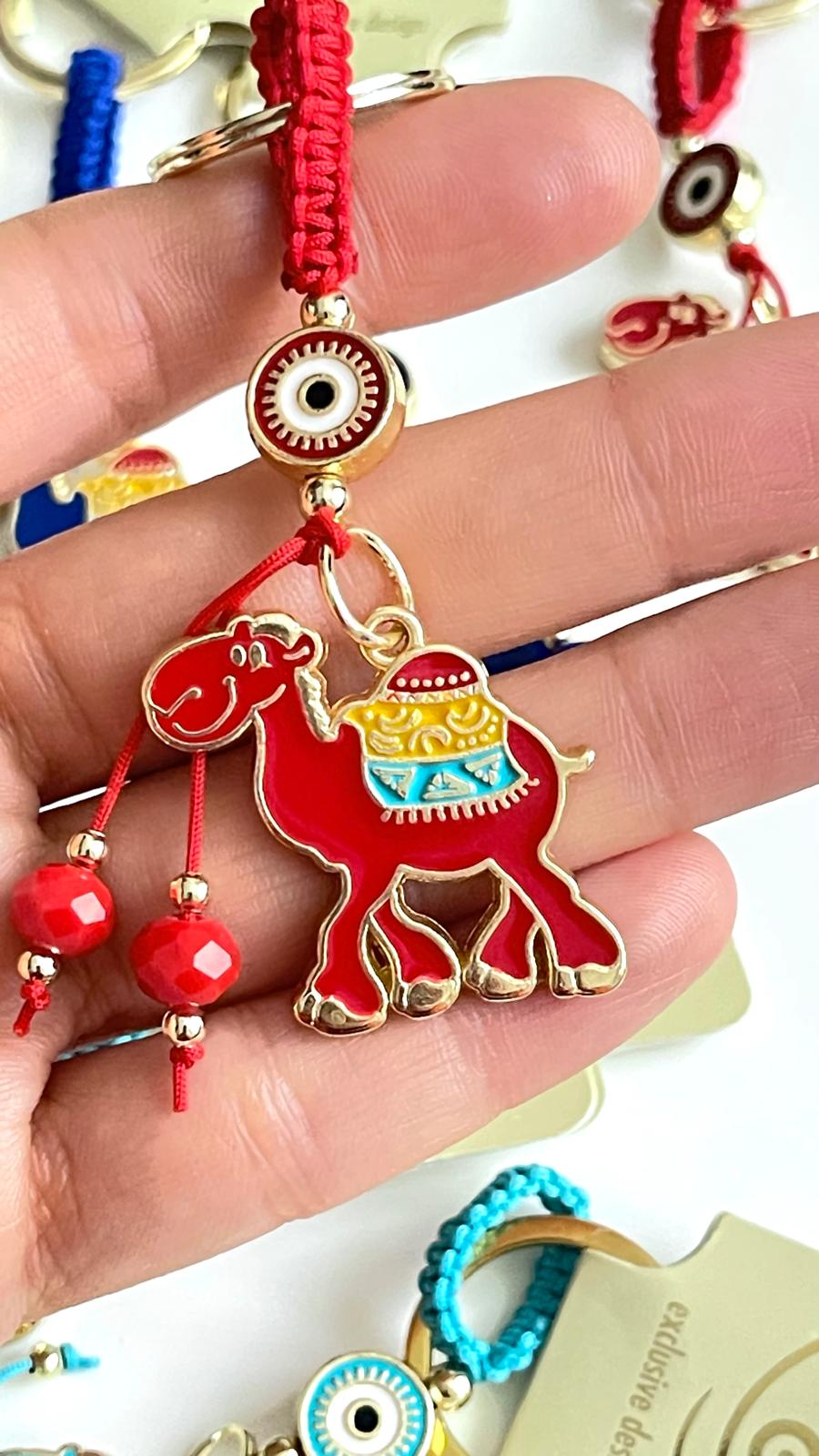 Llavero con diseño de camello rojo y ojo turco dorado