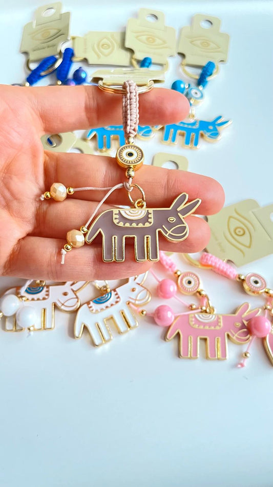 Llavero con diseño de burro beige y ojo turco dorado