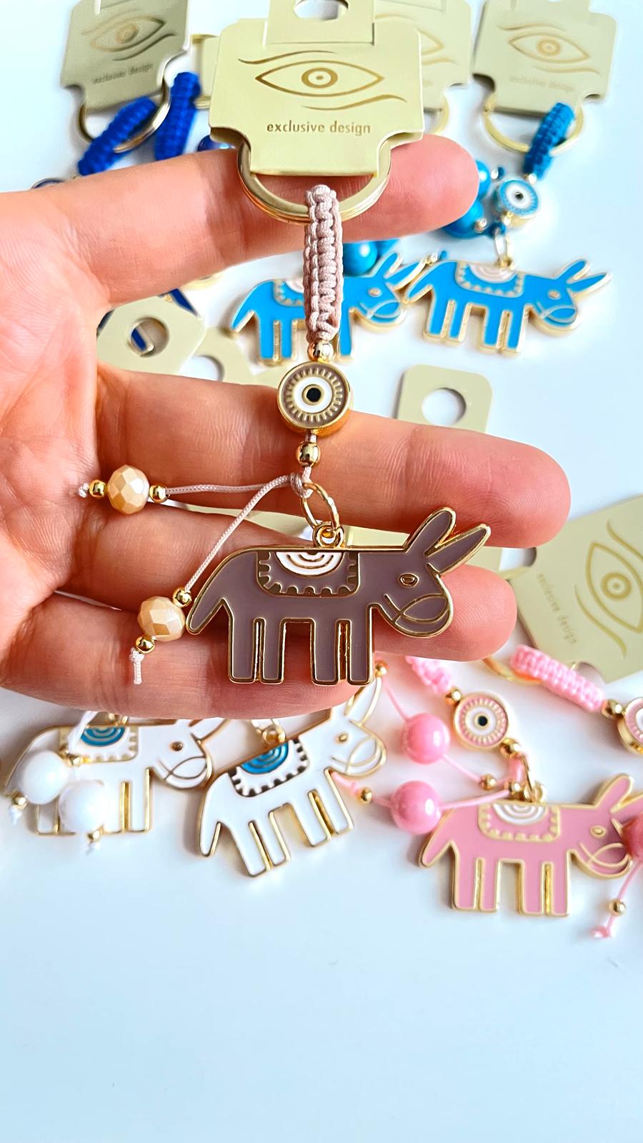 Llavero con diseño de burro beige y ojo turco dorado