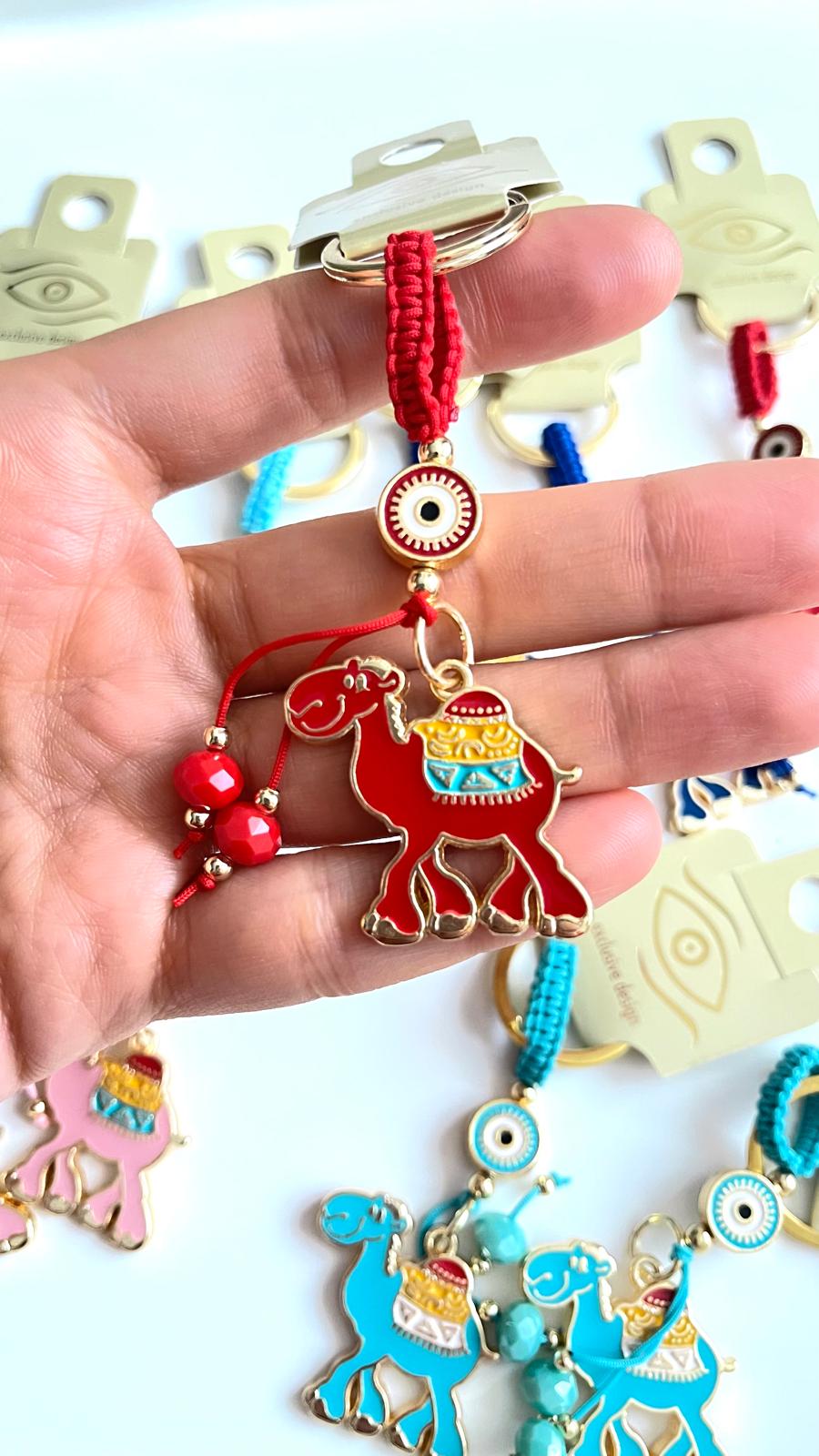 Llavero con diseño de camello rojo y ojo turco dorado