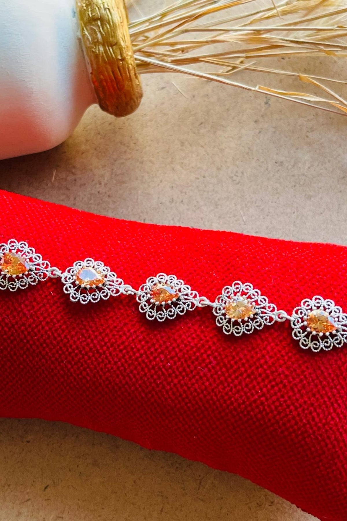 Ασημένιο βραχιόλι με φίλιγκραντ και κιτρίνη σε σχήμα πολύτιμου λίθου