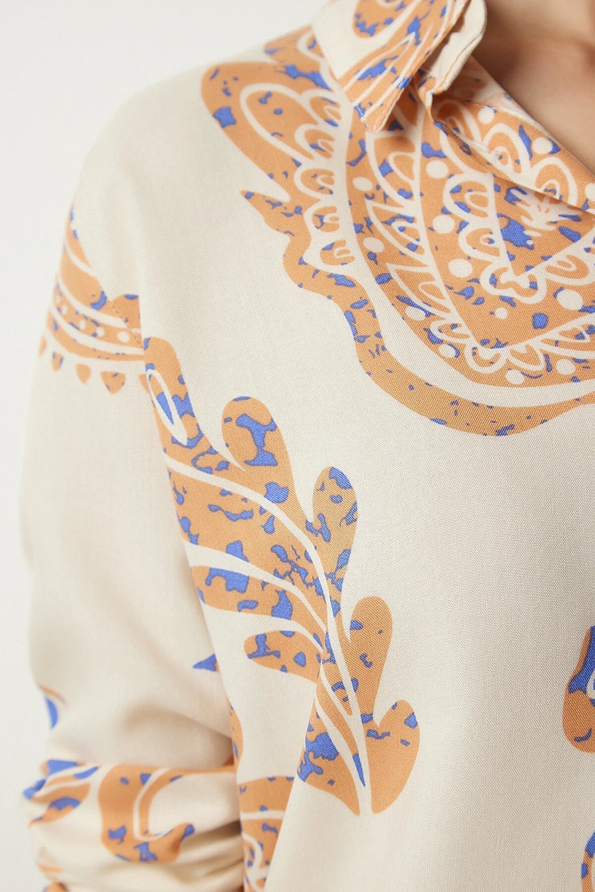 Yumuşak Turuncu Çiçek Desenli Düğmeli Gömlek