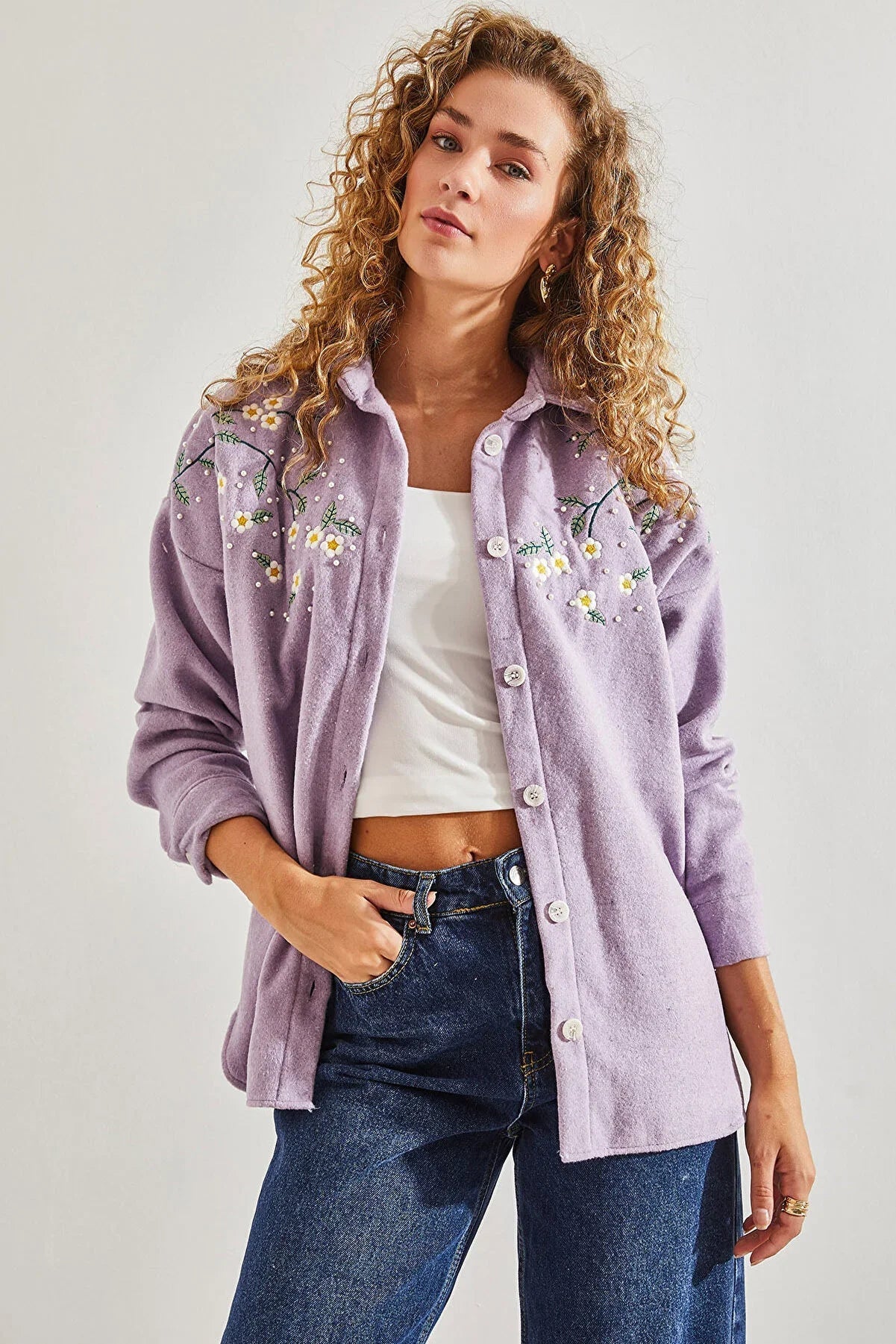 Chaqueta de tipo camisa bordada con margaritas de algodón de lavanda
