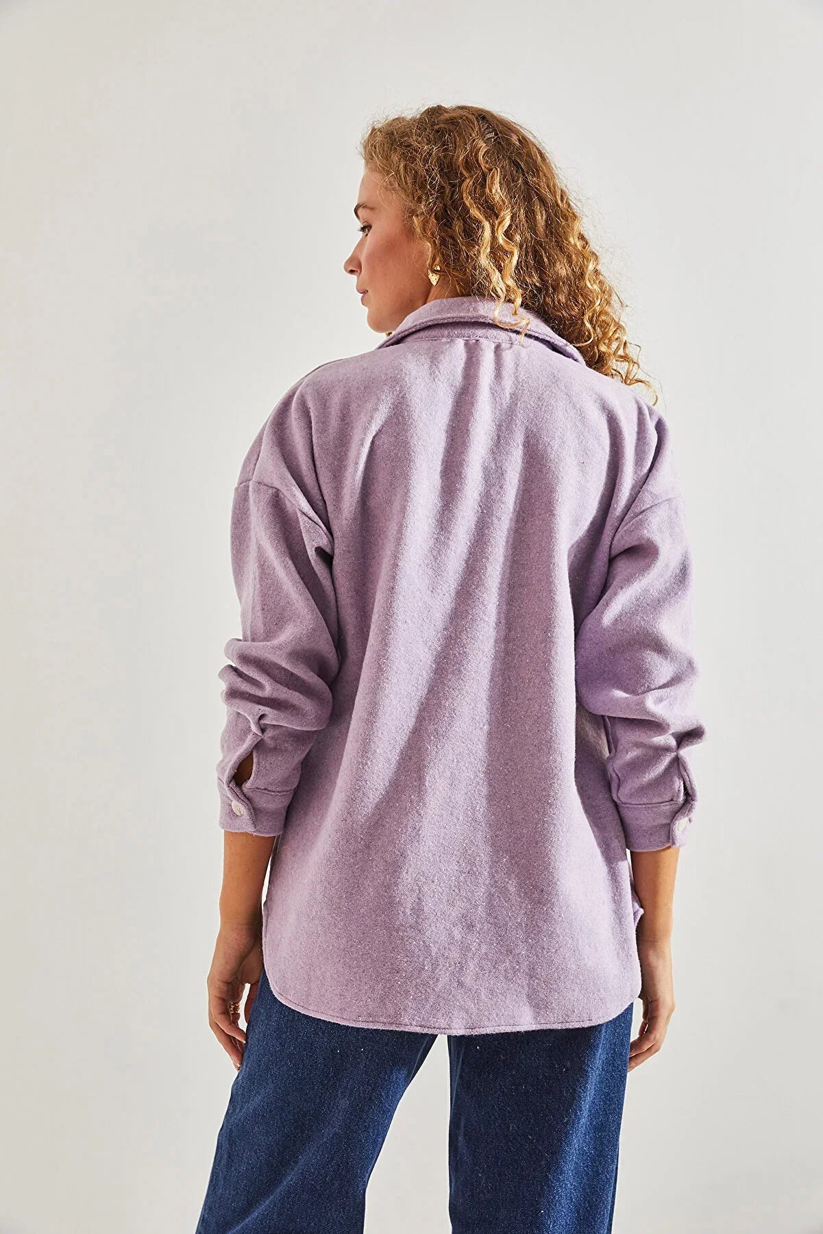 Chaqueta de tipo camisa bordada con margaritas de algodón de lavanda
