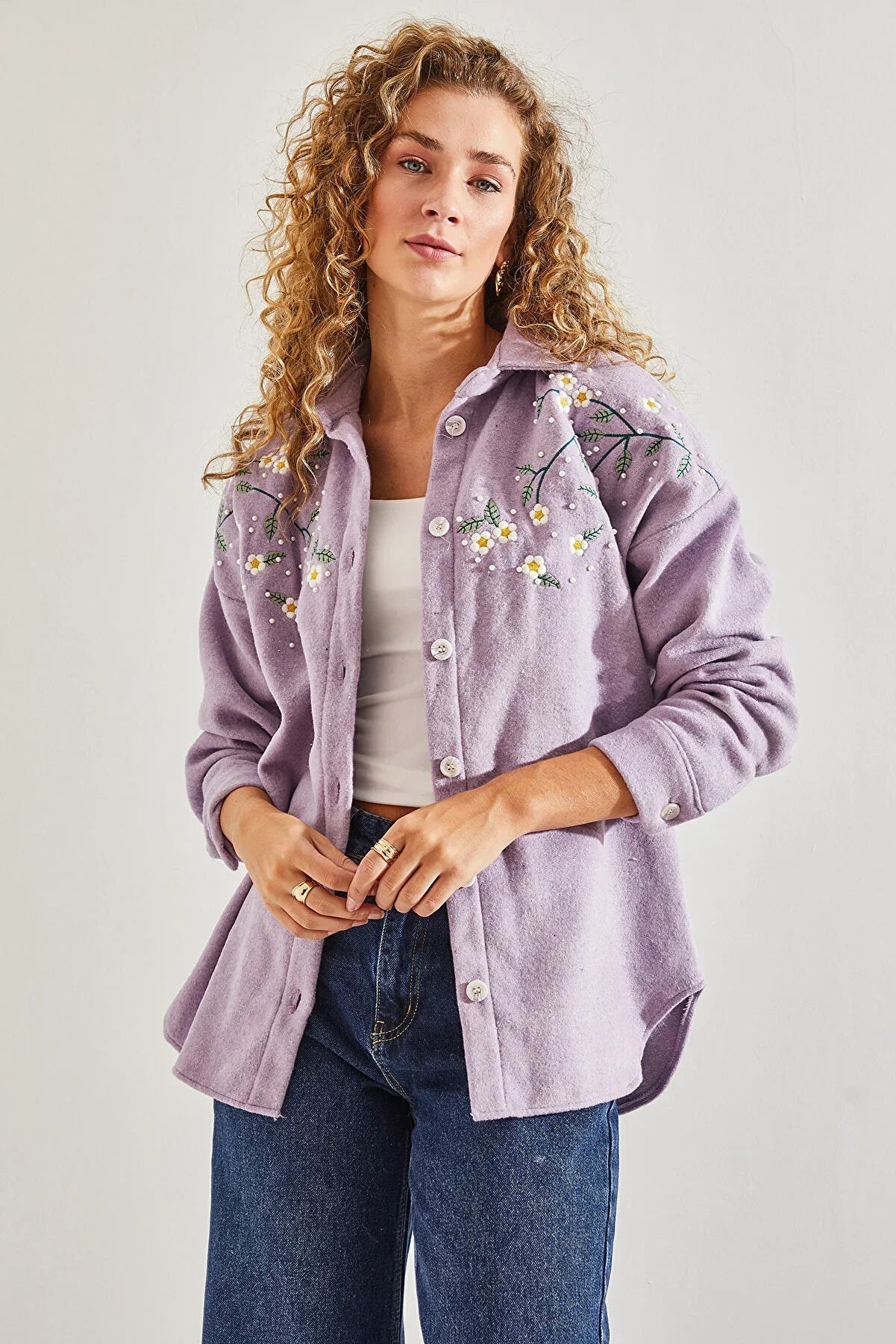 Chaqueta de tipo camisa bordada con margaritas de algodón de lavanda