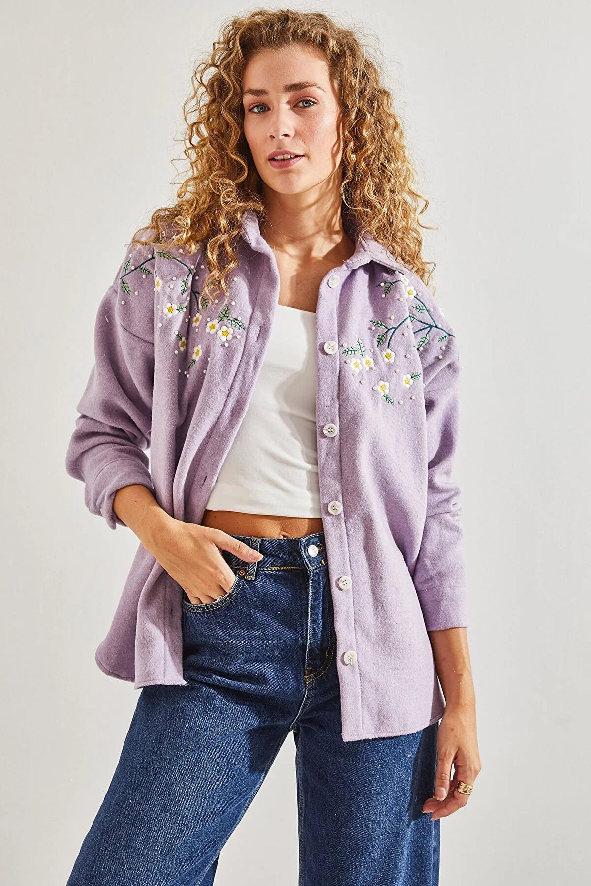 Chaqueta de tipo camisa bordada con margaritas de algodón de lavanda