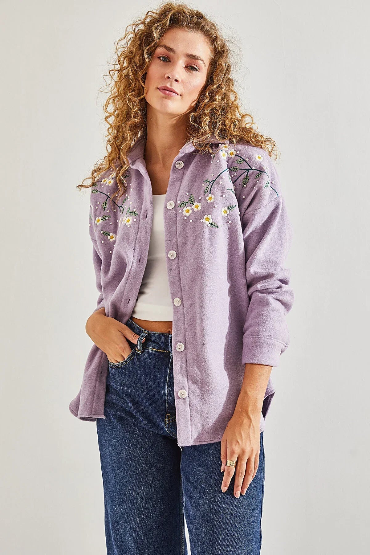 Chaqueta de tipo camisa bordada con margaritas de algodón de lavanda
