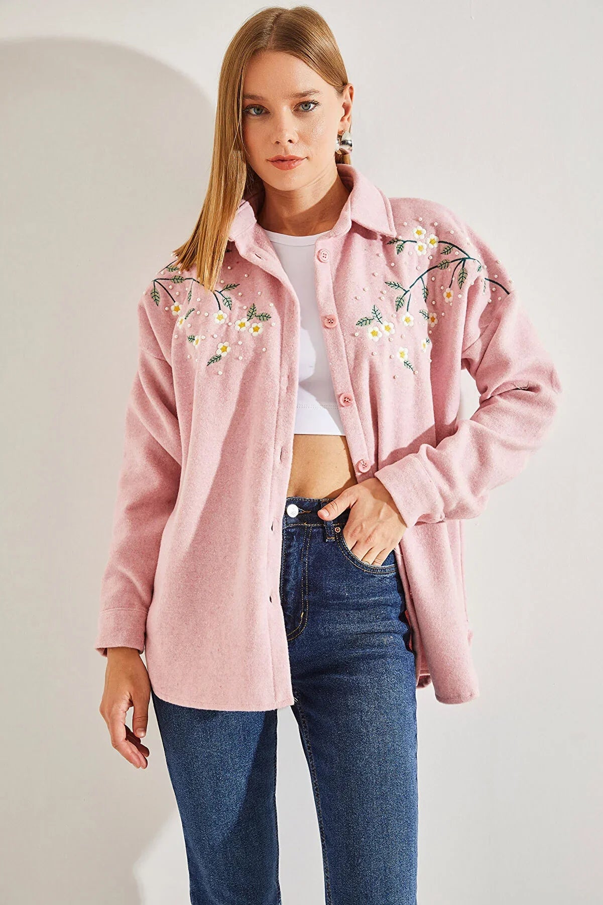 Chaqueta de tipo camisa bordada con margaritas de algodón de lavanda