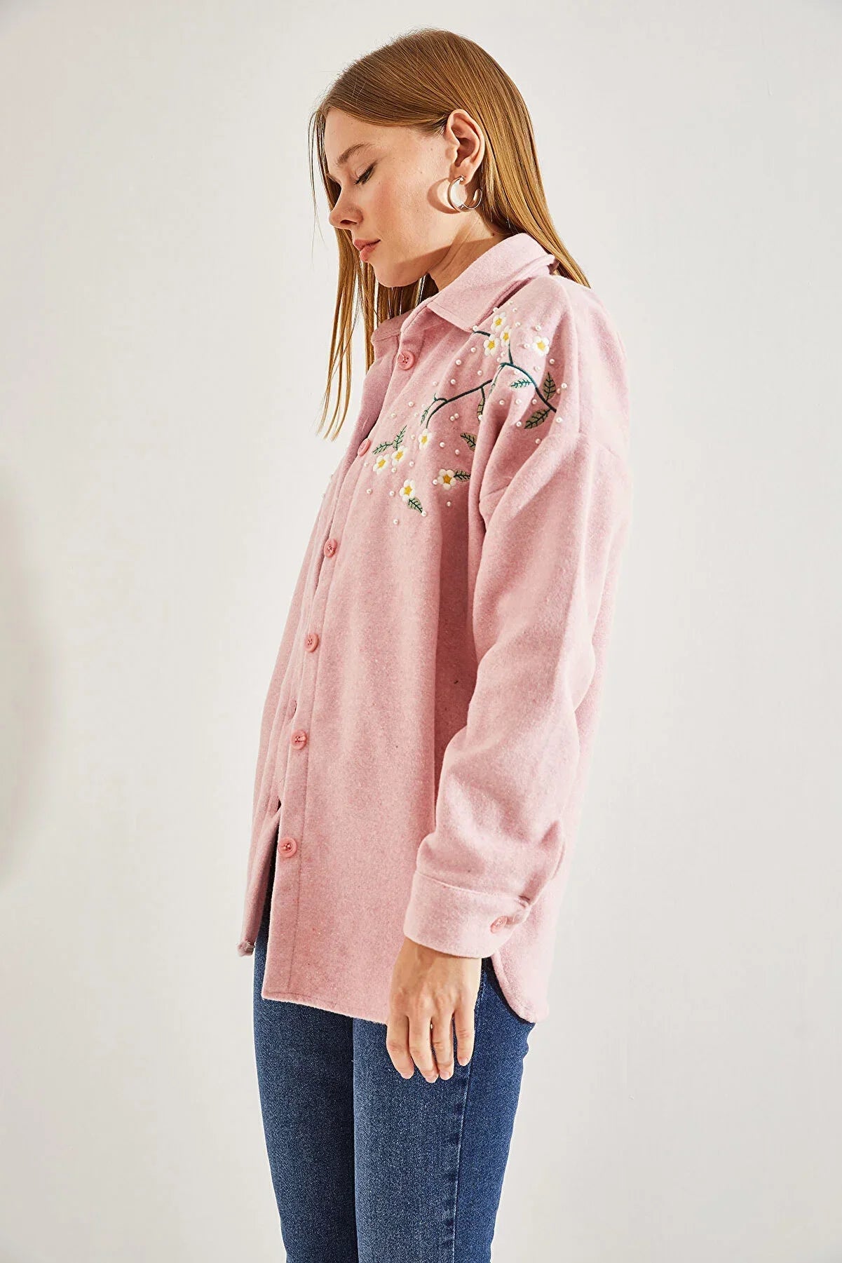 Chaqueta de tipo camisa bordada con margaritas de algodón de lavanda