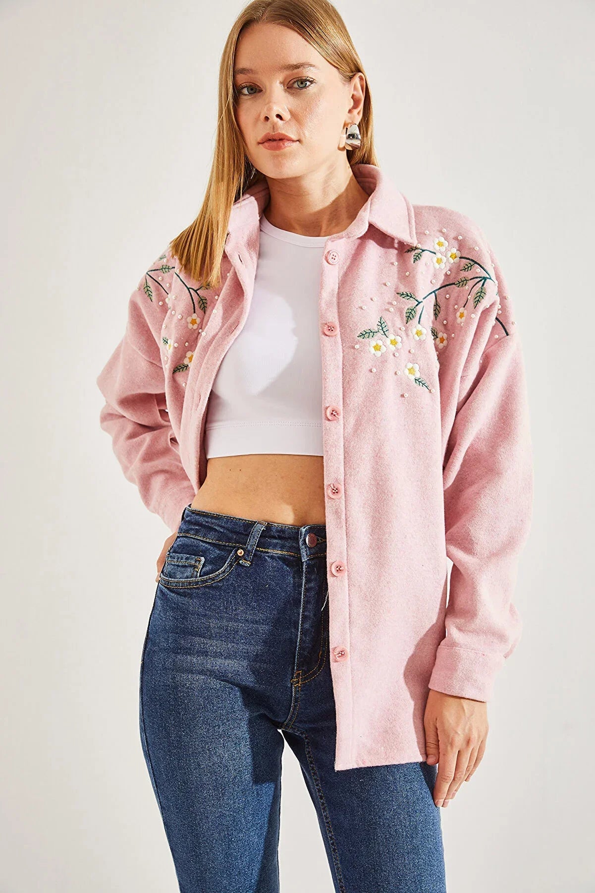 Chaqueta de tipo camisa bordada con margaritas de algodón de lavanda