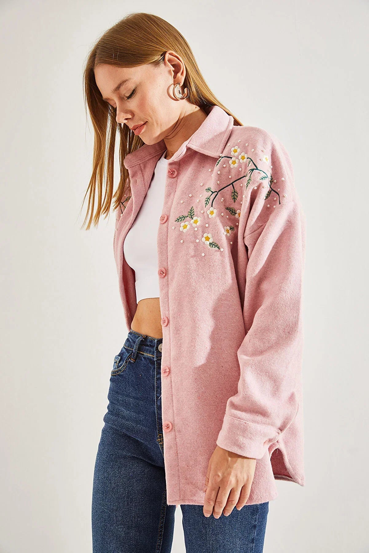 Chaqueta de tipo camisa bordada con margaritas de algodón de lavanda