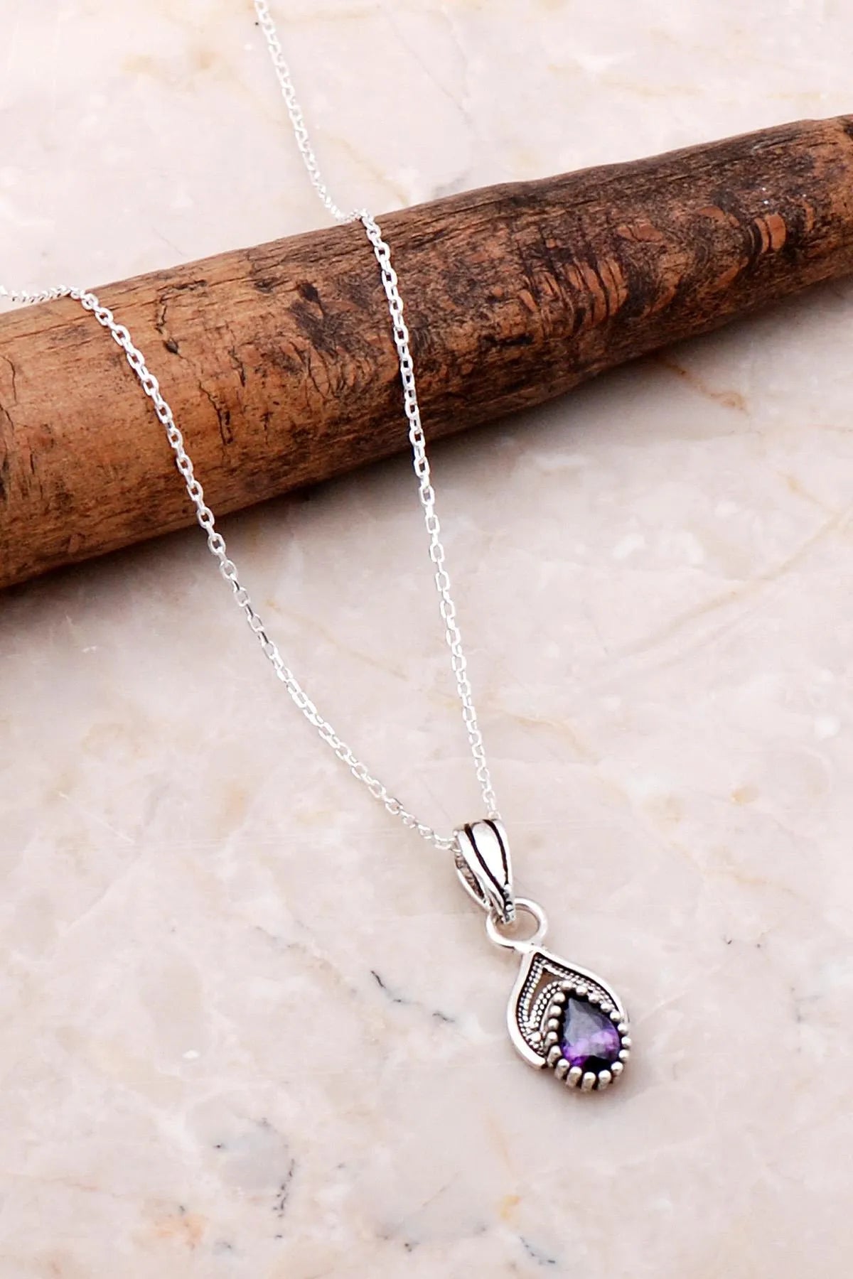 Collar de plata con filigrana bordada y amatista
