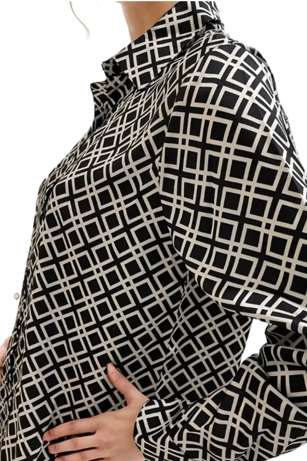 Camisa abotonada de satén blanco y negro