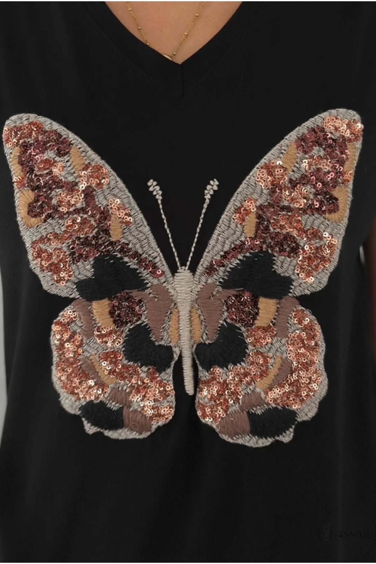Camiseta de Algodón Tilda con Diseño de Mariposa Negra