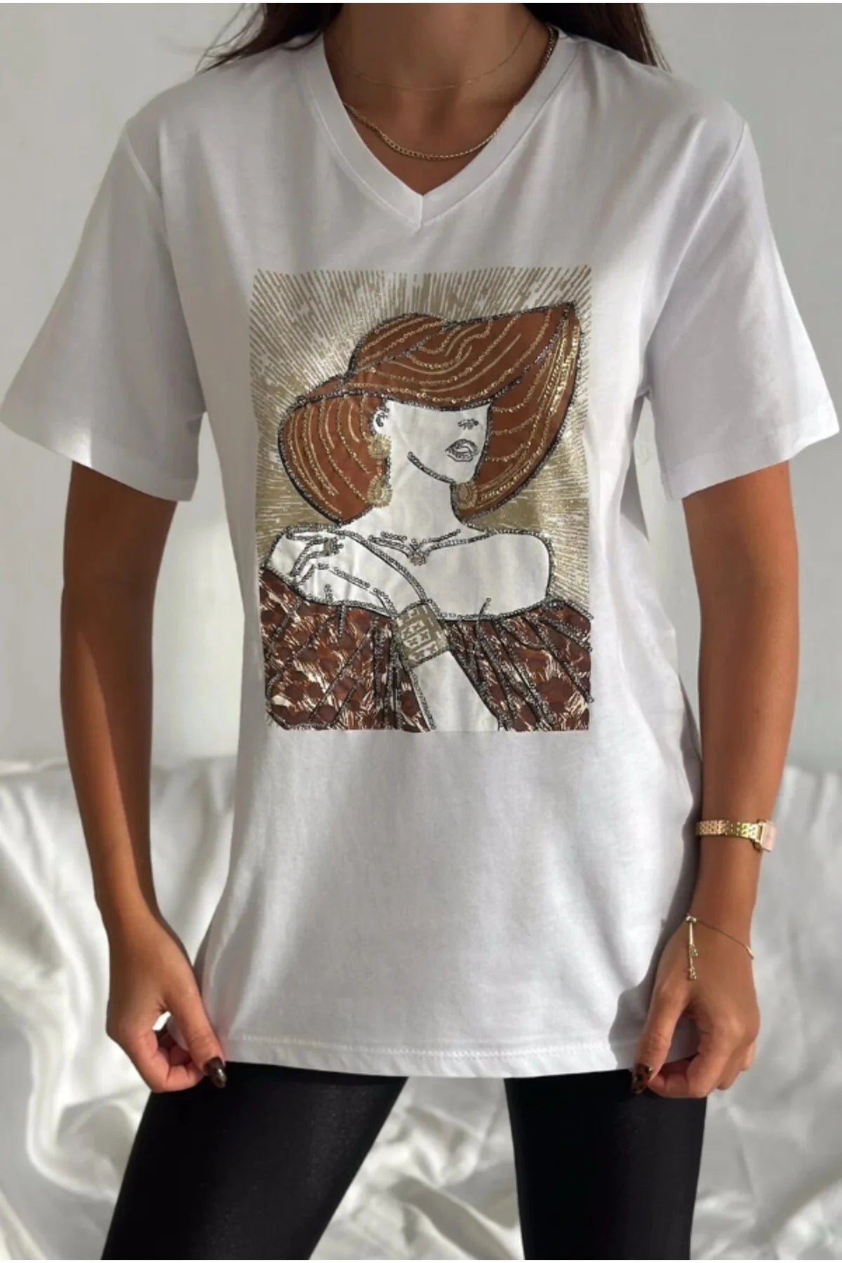 Camiseta de algodón con figura de mujer y sombrero Tilda