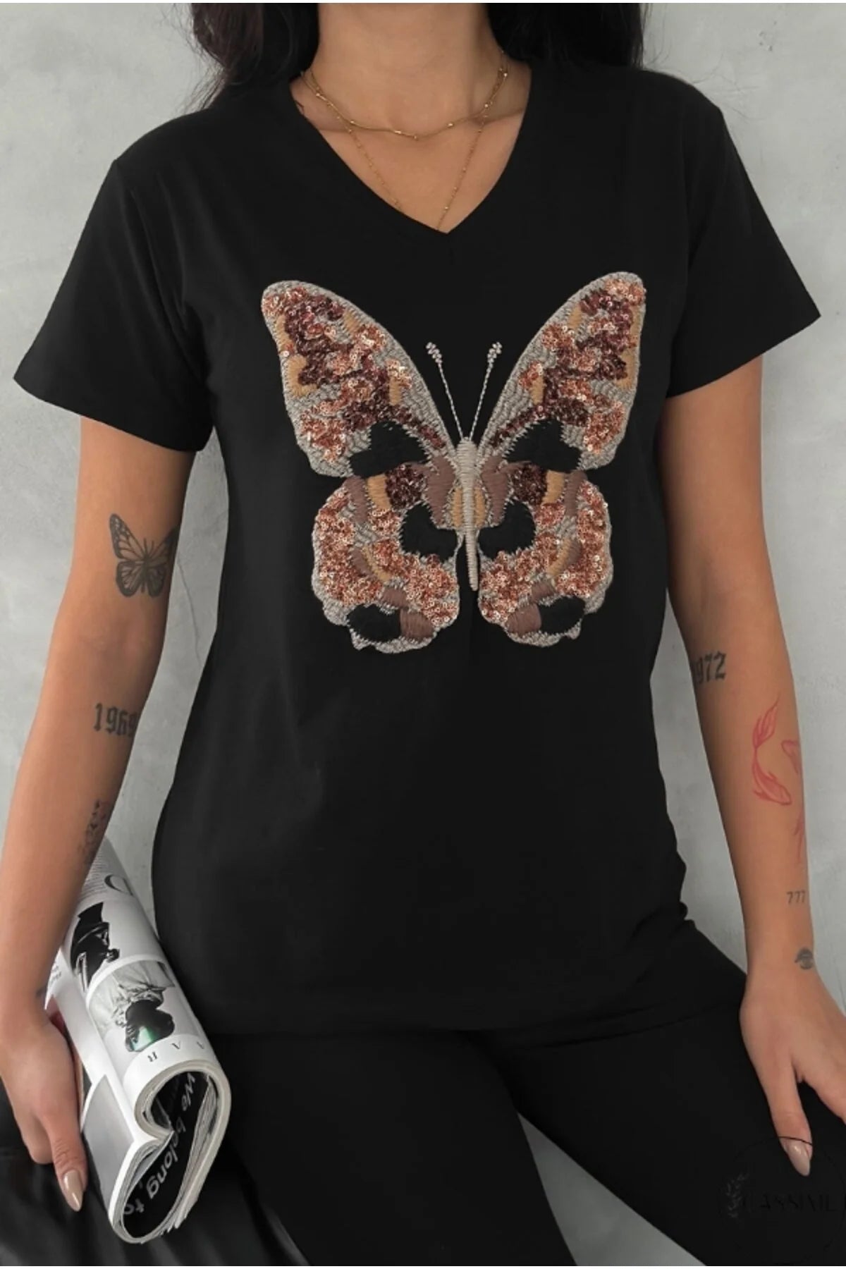 Camiseta de Algodón Tilda con Diseño de Mariposa Negra