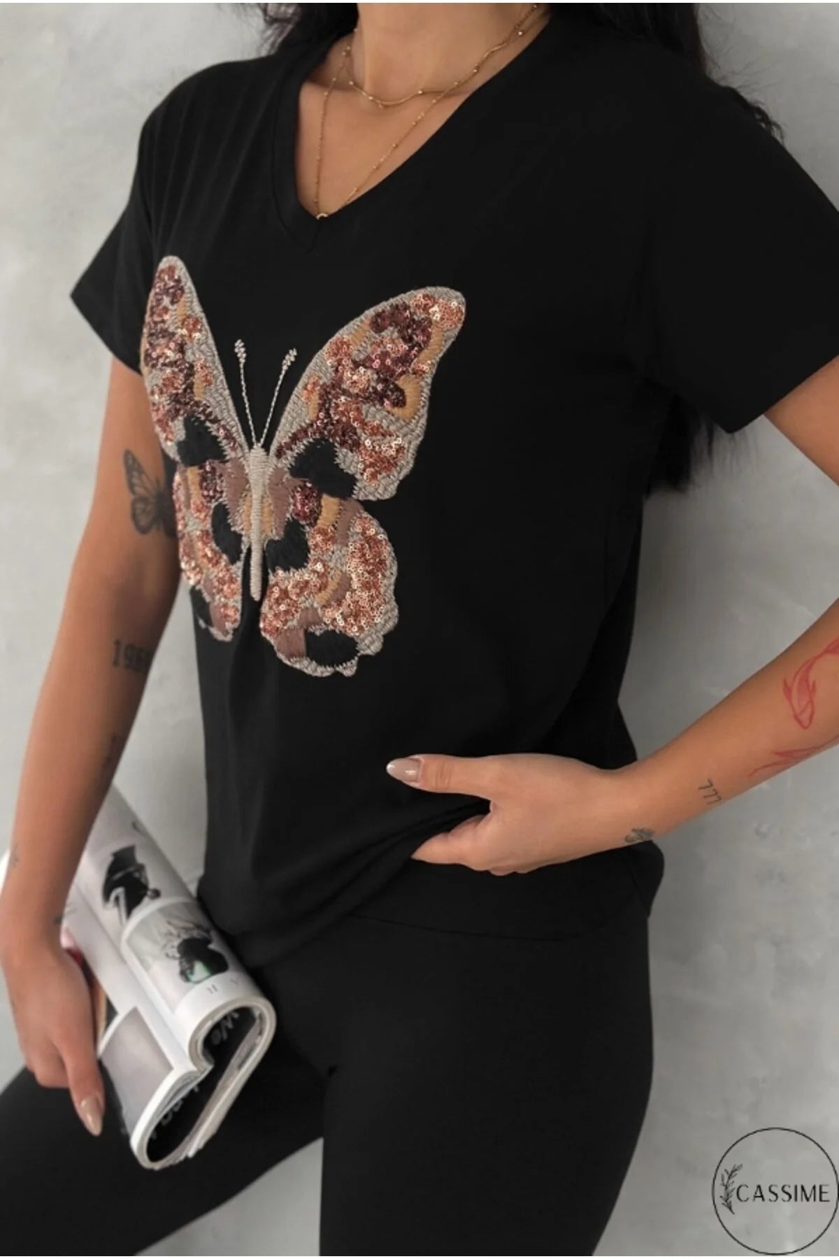 Camiseta de Algodón Tilda con Diseño de Mariposa Negra