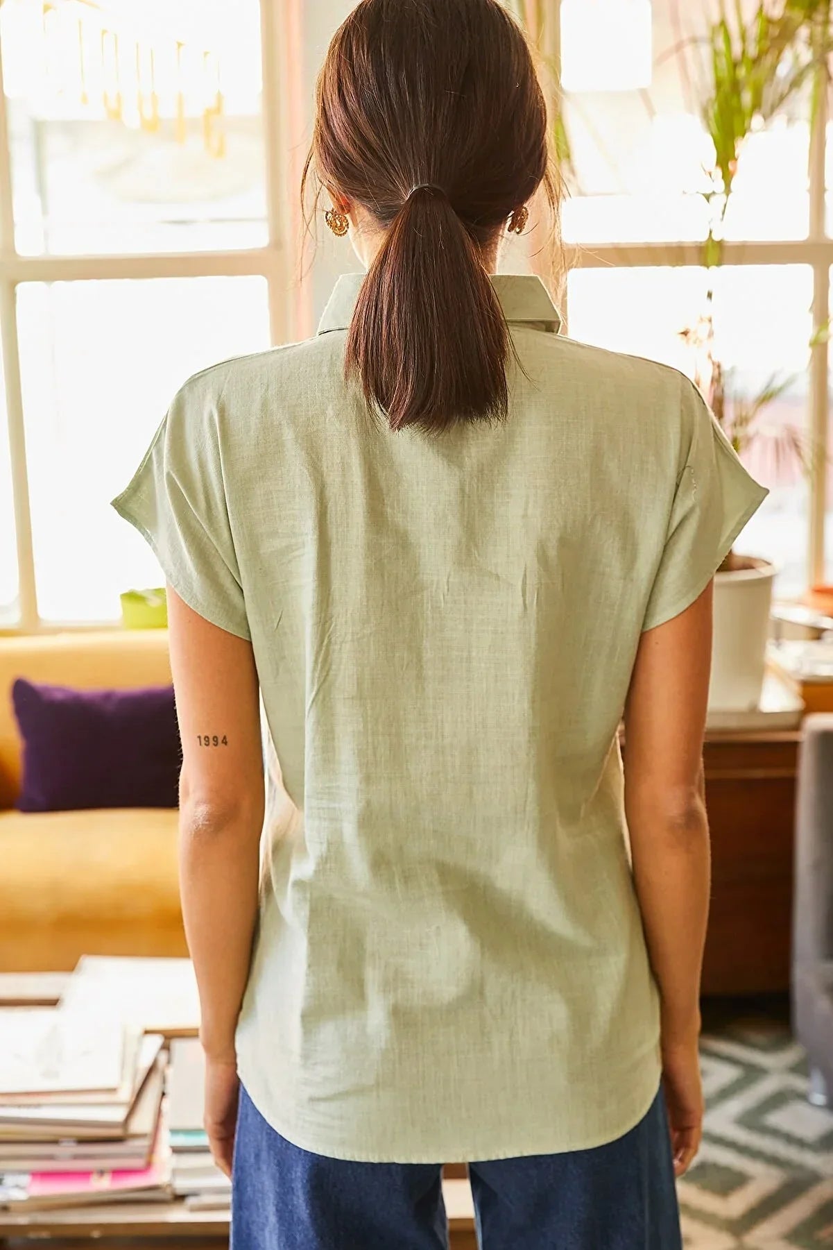 Camisa de lino suave color verde Adele con botones y manga corta