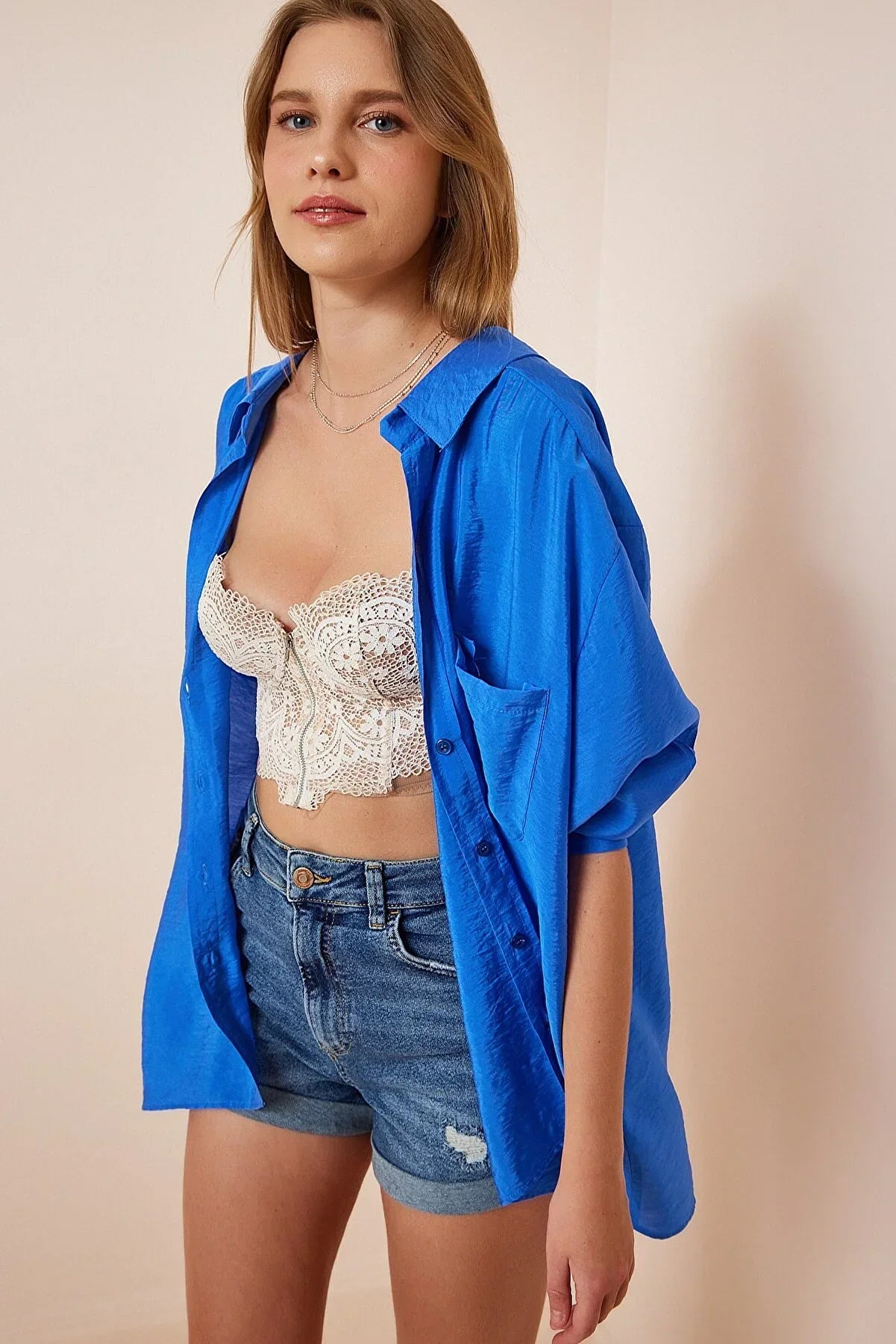 Blusa clásica de lino negro de manga larga