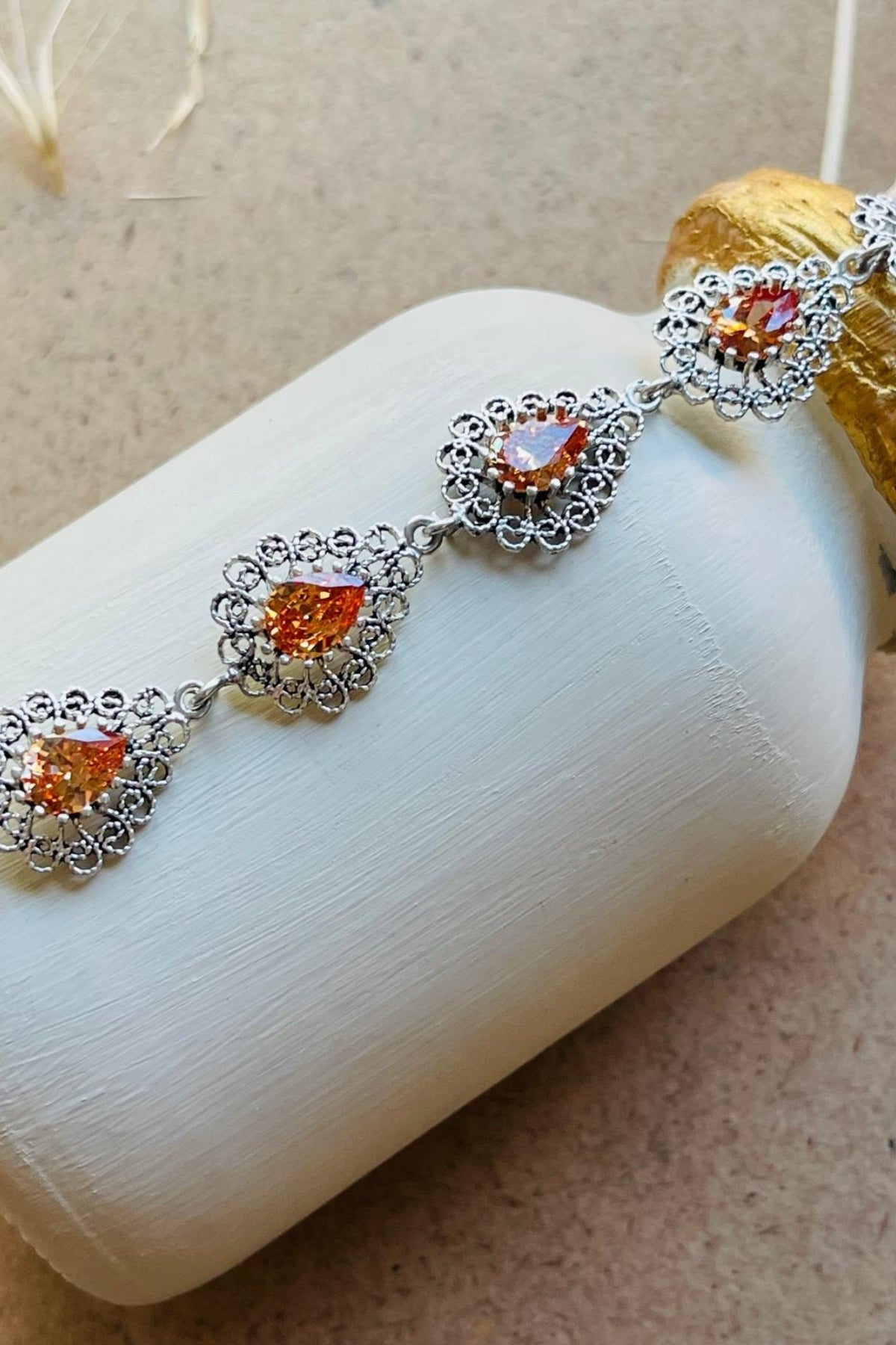 Ασημένιο βραχιόλι με φίλιγκραντ και κιτρίνη σε σχήμα πολύτιμου λίθου