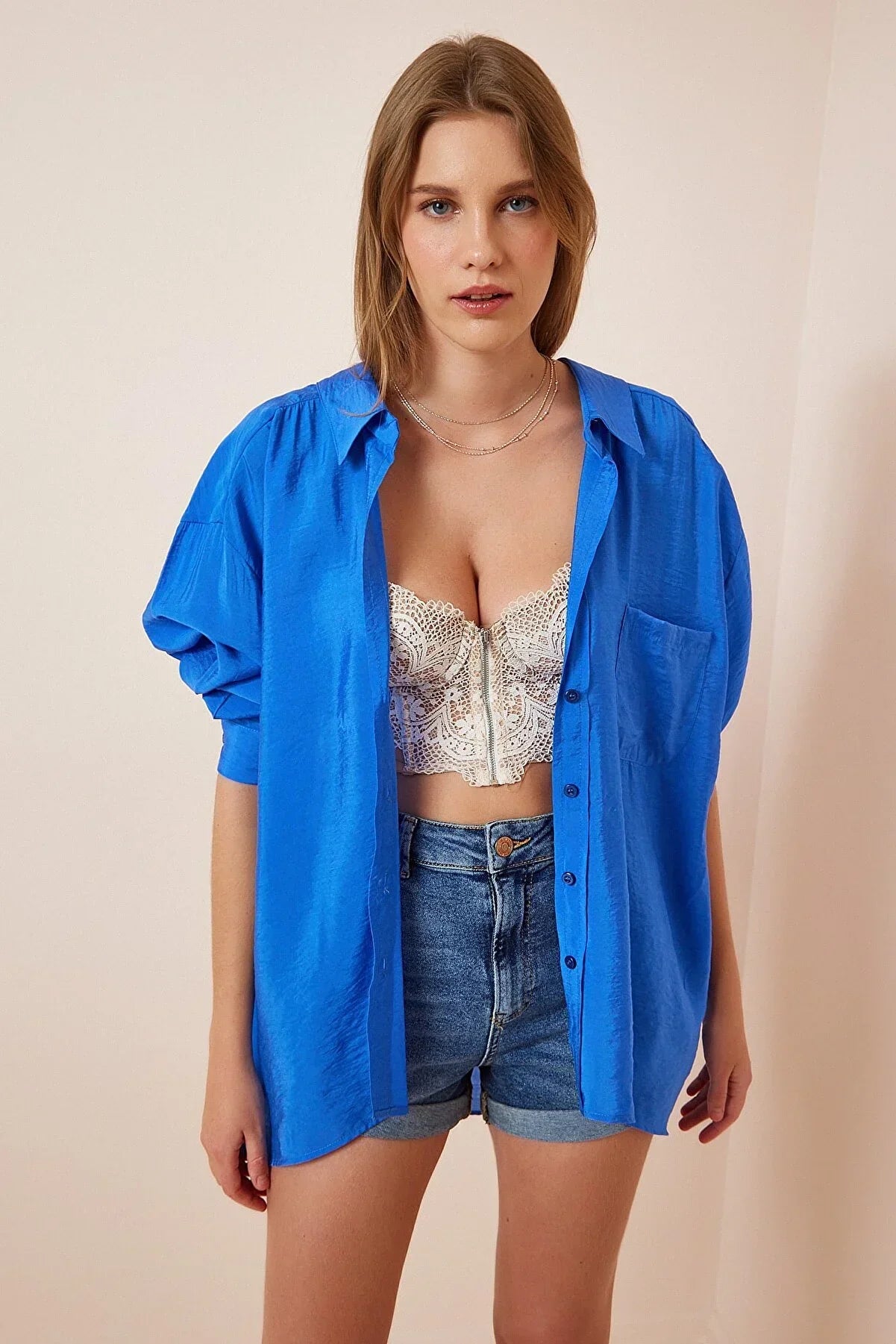 Blusa clásica de lino negro de manga larga
