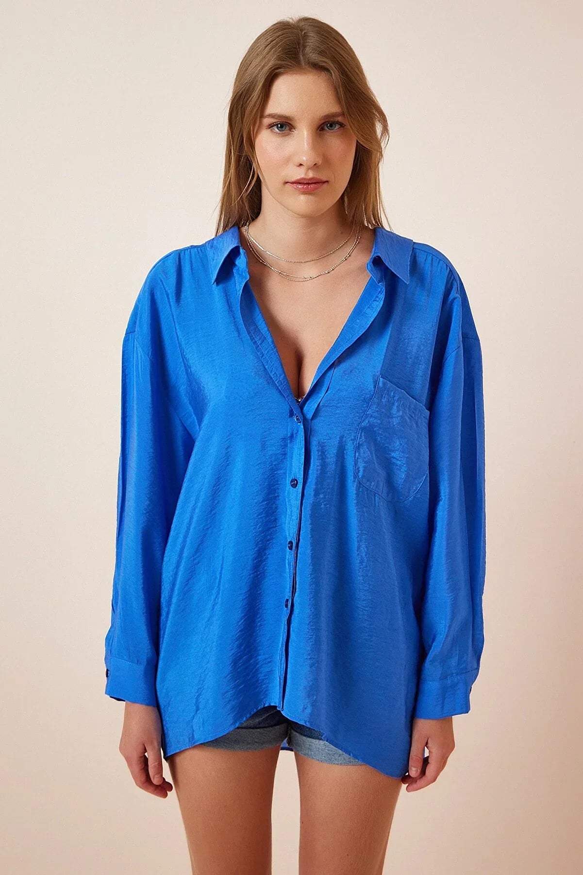 Blusa clásica de lino negro de manga larga