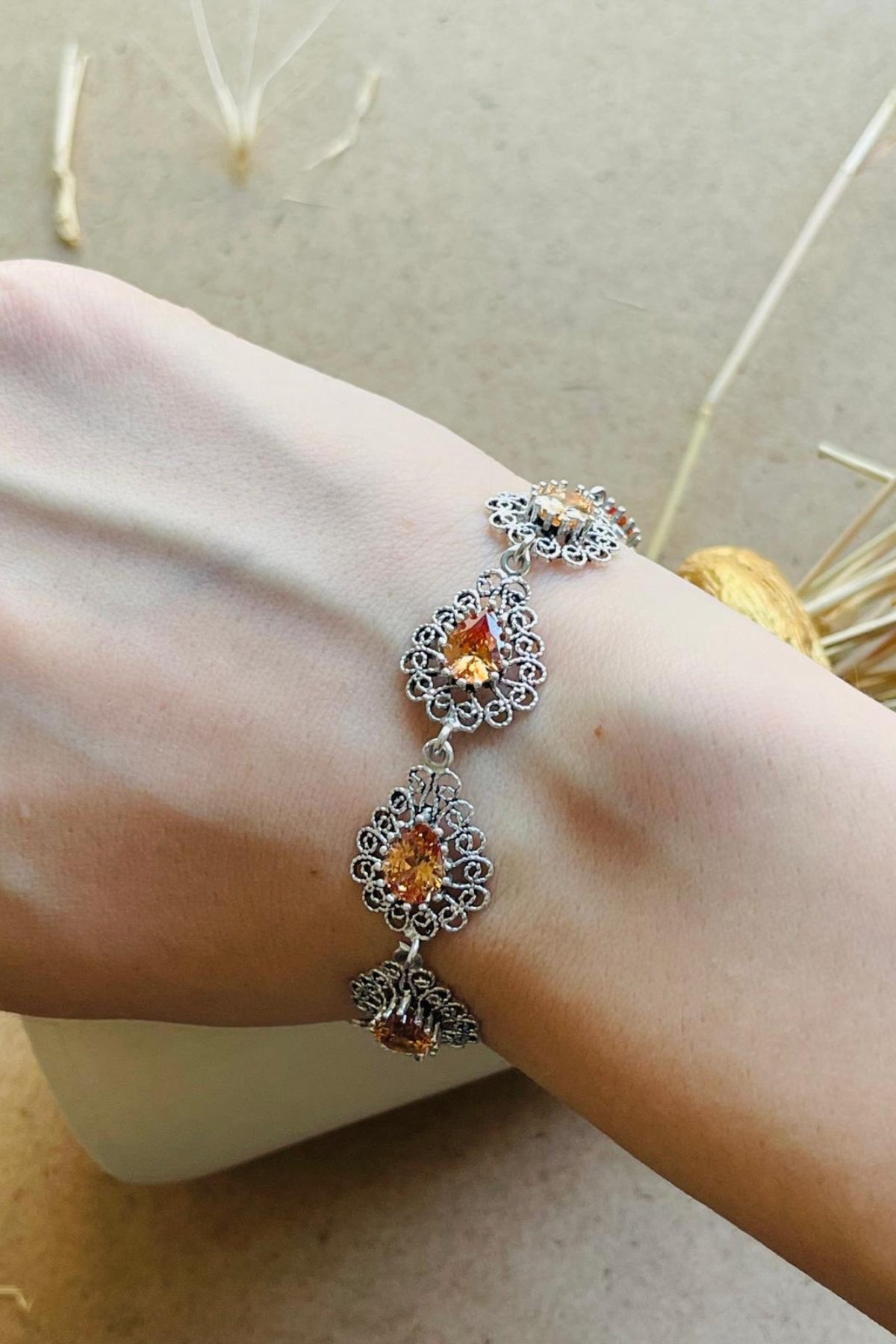 Ασημένιο βραχιόλι με φίλιγκραντ και κιτρίνη σε σχήμα πολύτιμου λίθου