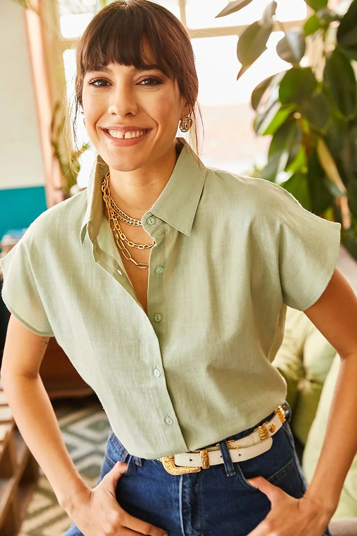 Camisa de lino suave color verde Adele con botones y manga corta