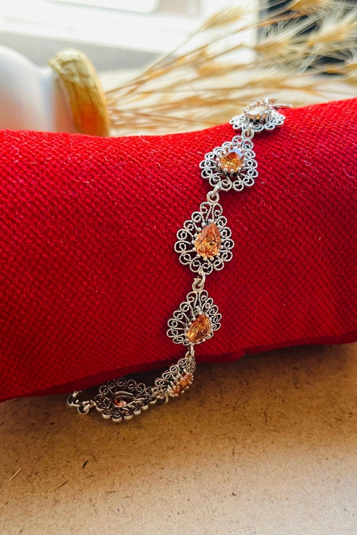 Ασημένιο βραχιόλι με φίλιγκραντ και κιτρίνη σε σχήμα πολύτιμου λίθου