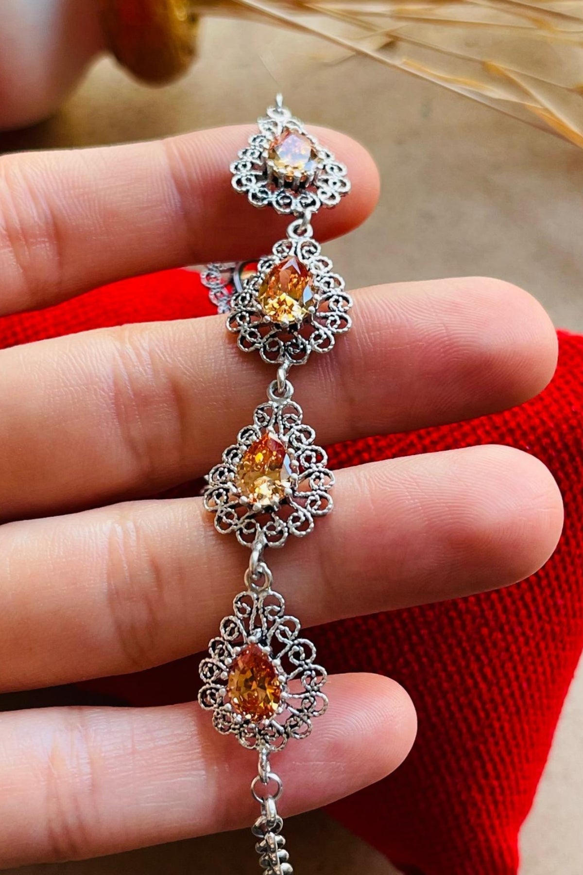 Ασημένιο βραχιόλι με φίλιγκραντ και κιτρίνη σε σχήμα πολύτιμου λίθου