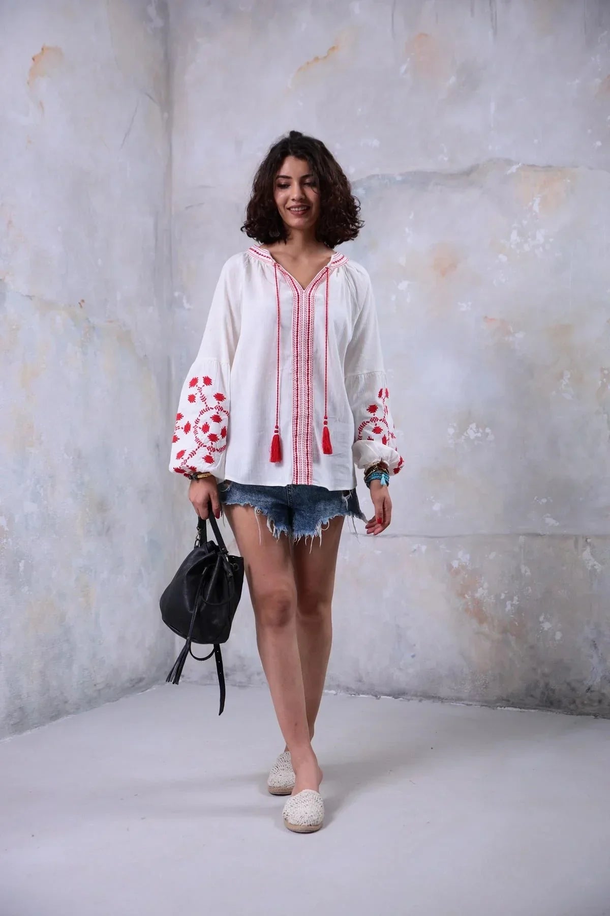 Blusa ucraniana de algodón bordada con borlas rojas