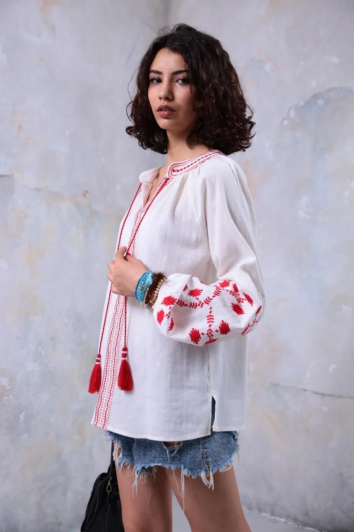 Blusa ucraniana de algodón bordada con borlas rojas