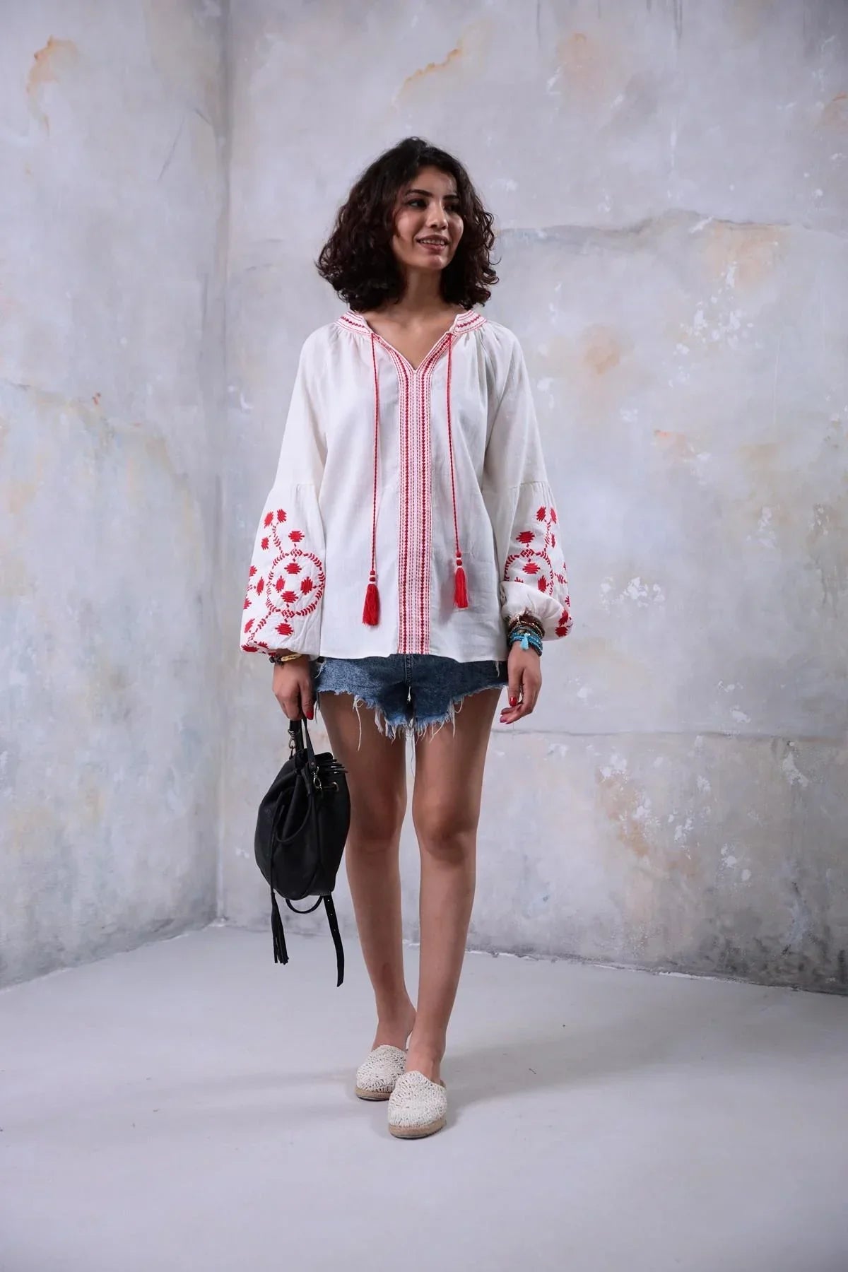 Blusa ucraniana de algodón bordada con borlas rojas