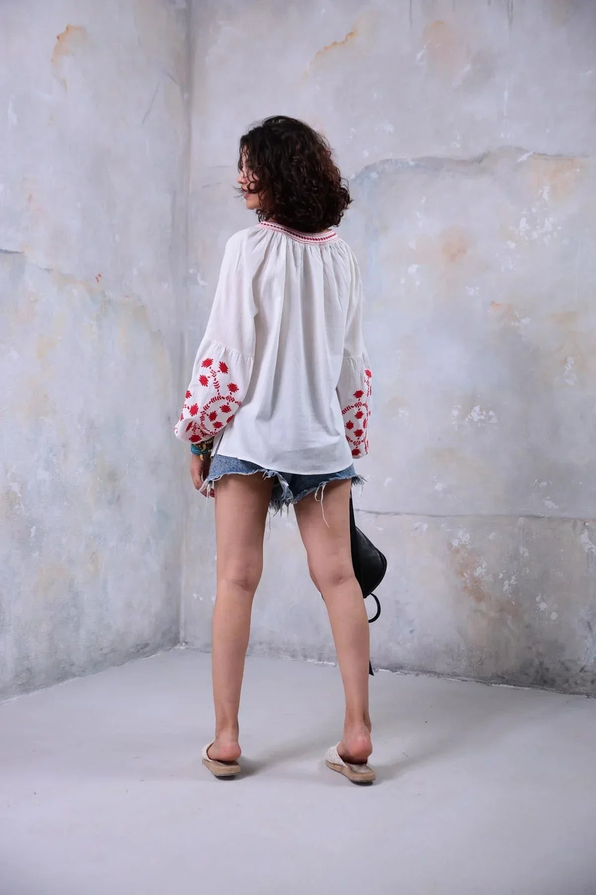 Blusa ucraniana de algodón bordada con borlas rojas