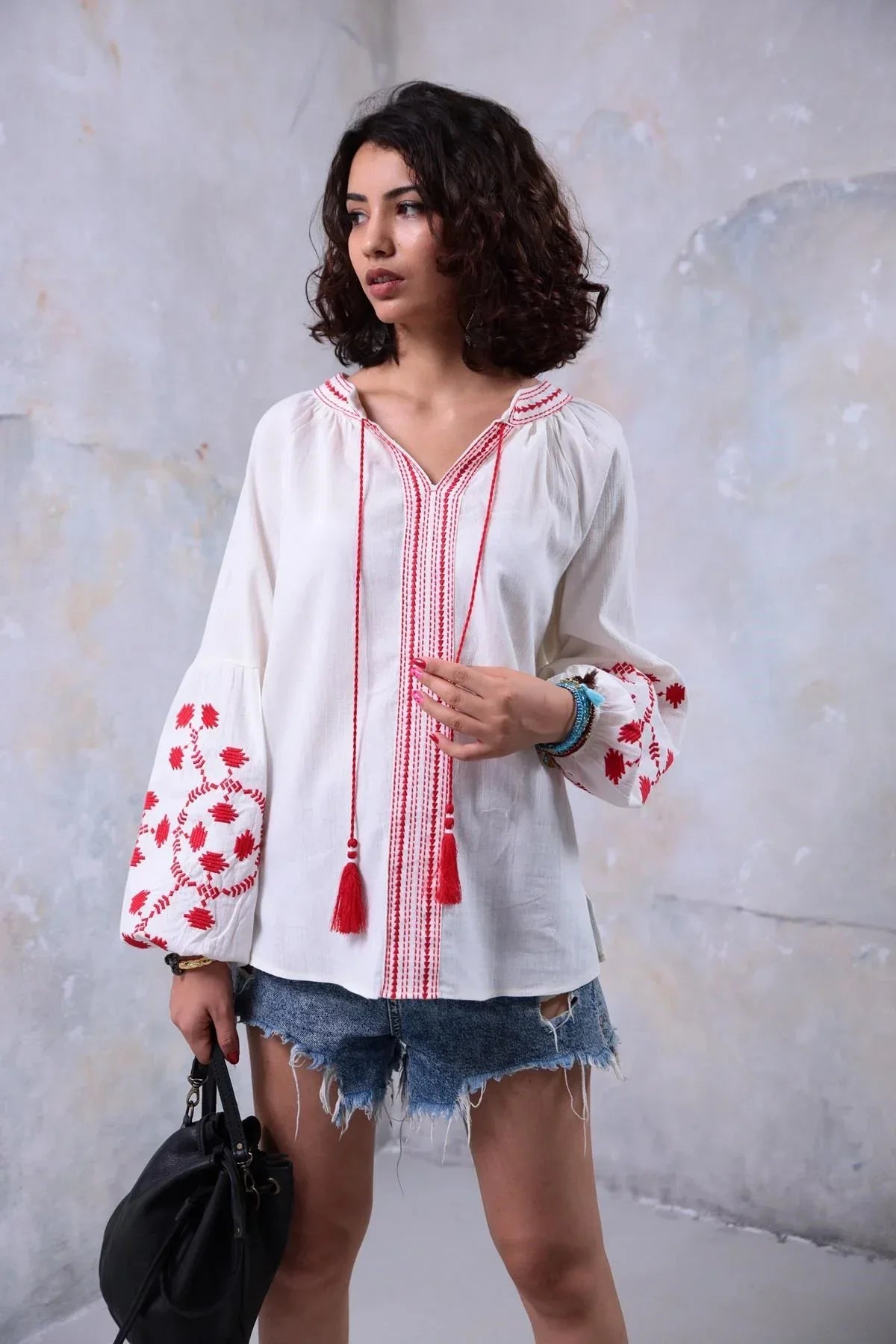 Blusa ucraniana de algodón bordada con borlas rojas