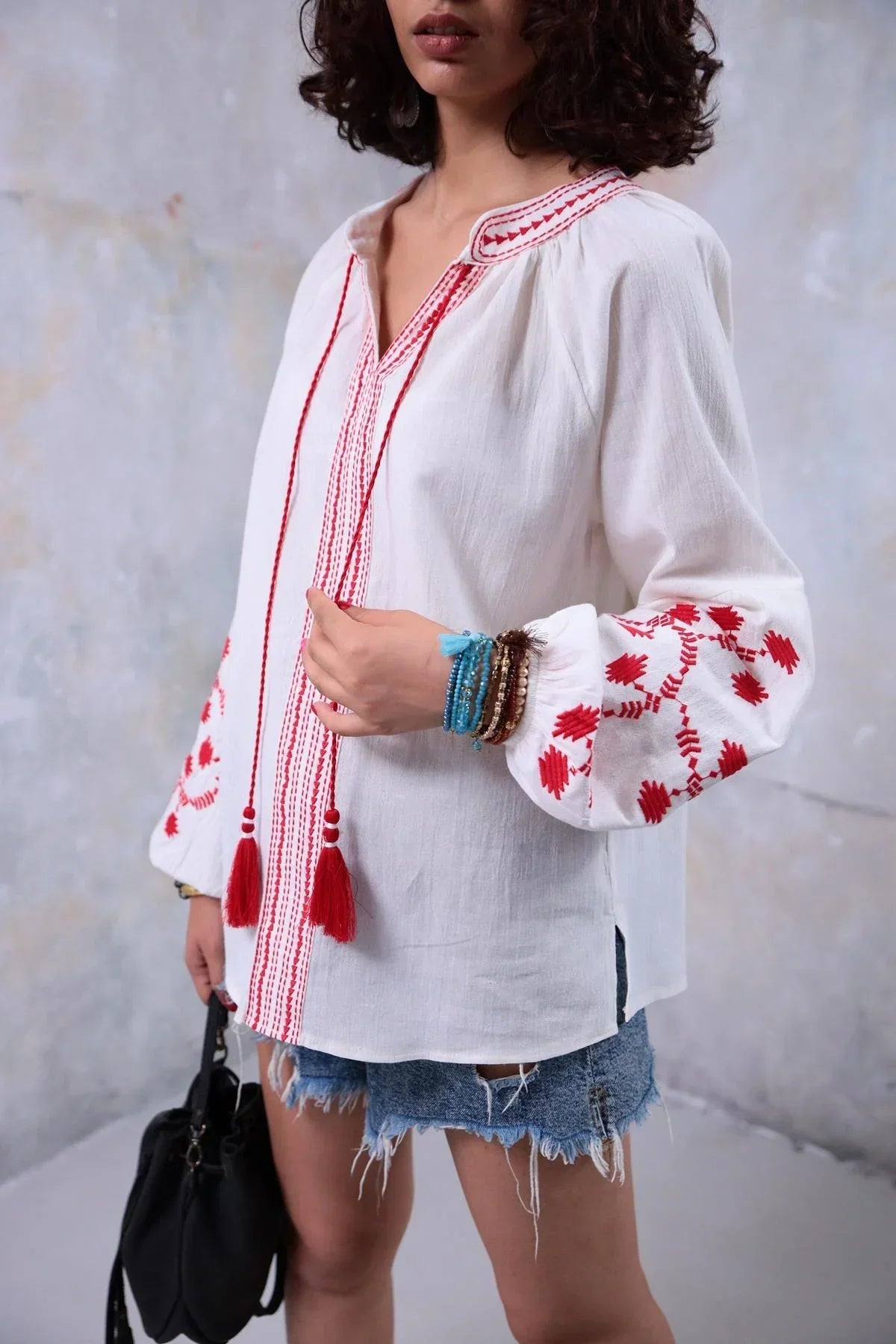 Blusa ucraniana de algodón bordada con borlas rojas