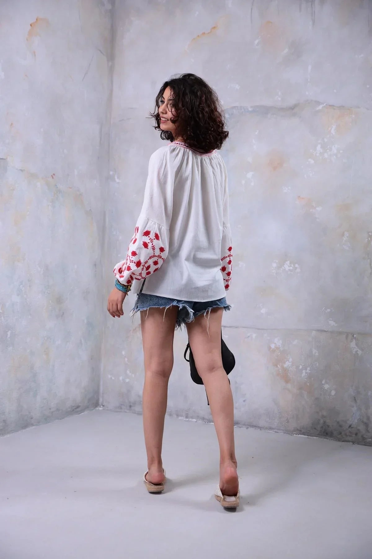 Blusa ucraniana de algodón bordada con borlas rojas
