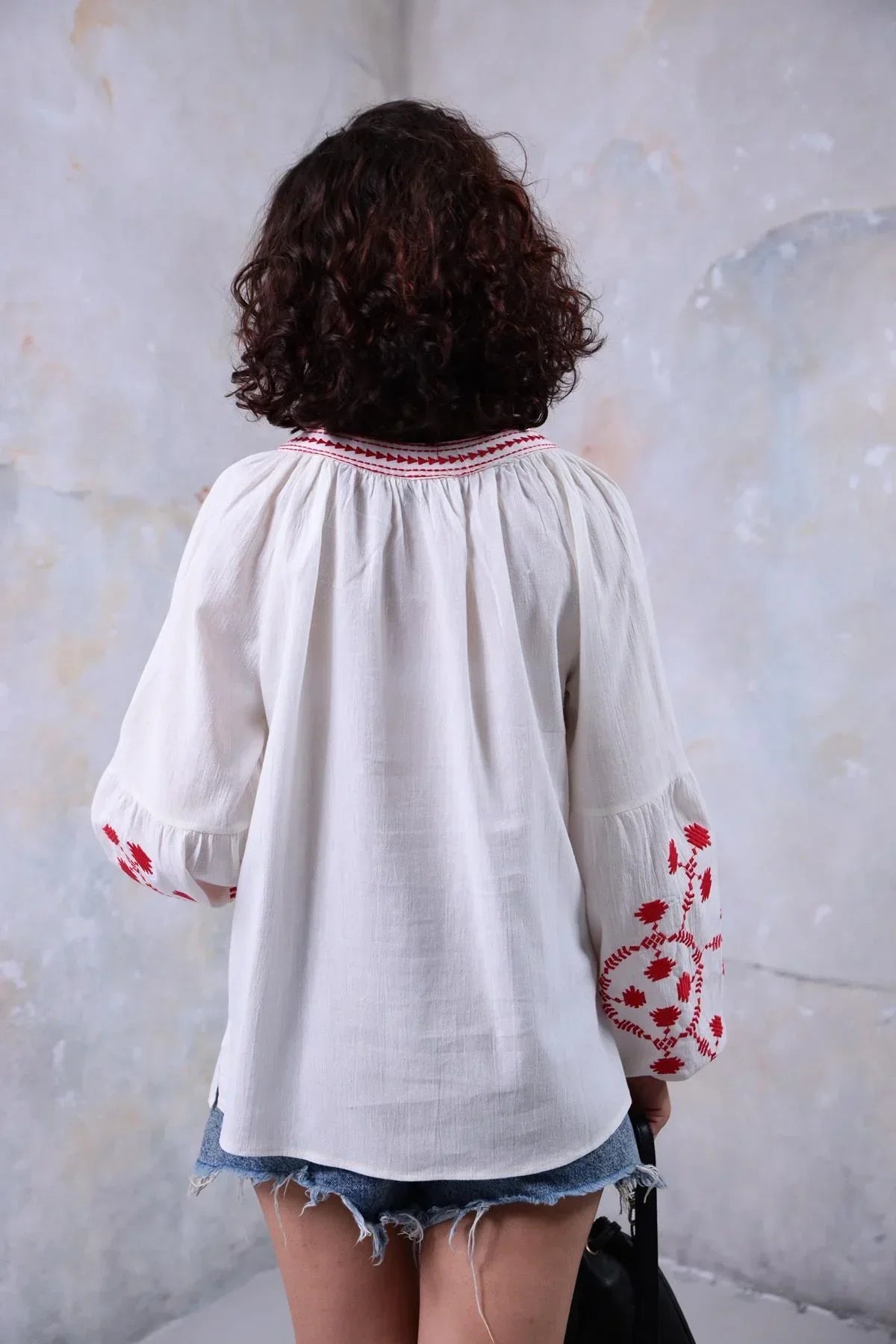 Blusa ucraniana de algodón bordada con borlas rojas
