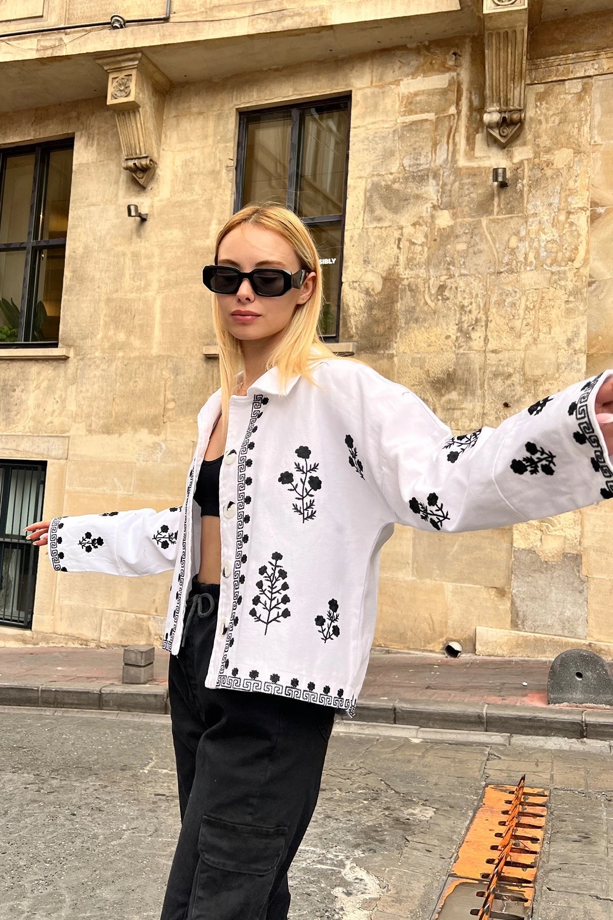 Beyaz İşlemeli Pamuk Ceket